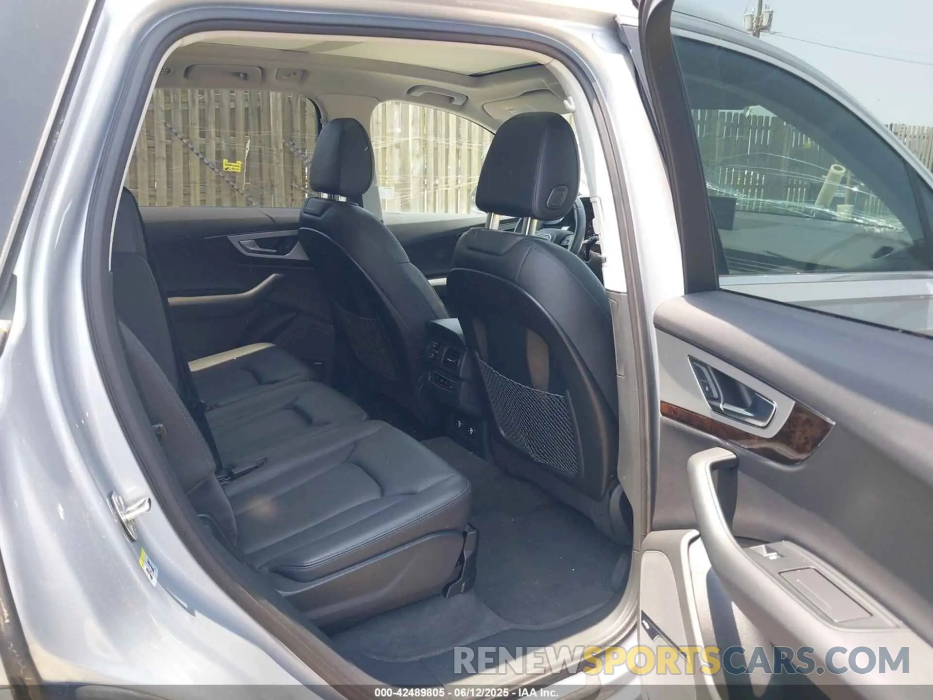 8 Photograph of a damaged car WA1LHAF71KD039668 AUDI Q7 2019