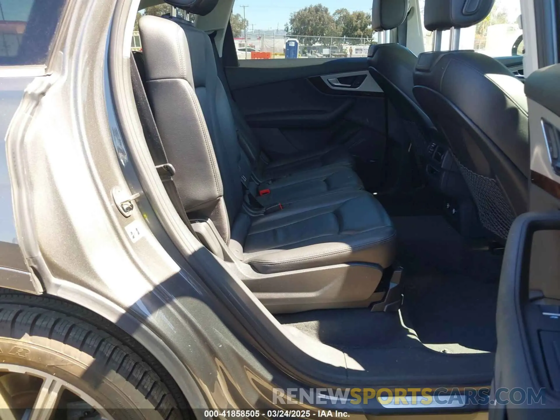 8 Photograph of a damaged car WA1LHAF72KD029439 AUDI Q7 2019