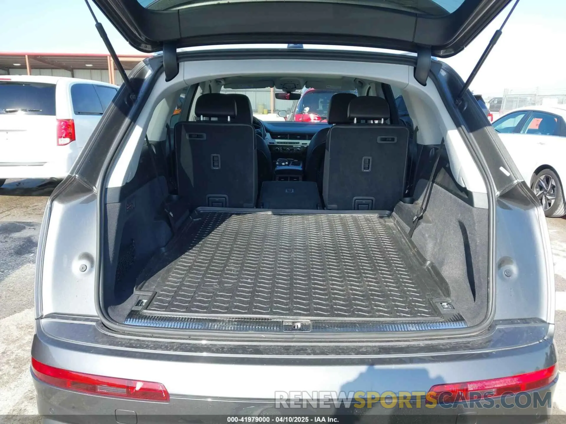 18 Photograph of a damaged car WA1LHAF73KD034634 AUDI Q7 2019