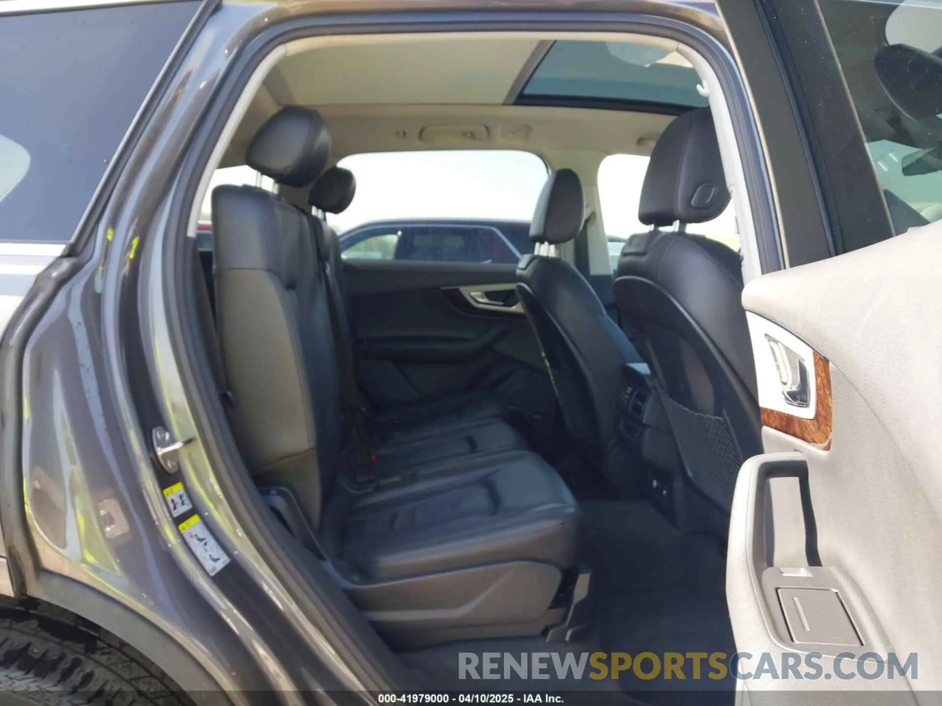 8 Photograph of a damaged car WA1LHAF73KD034634 AUDI Q7 2019