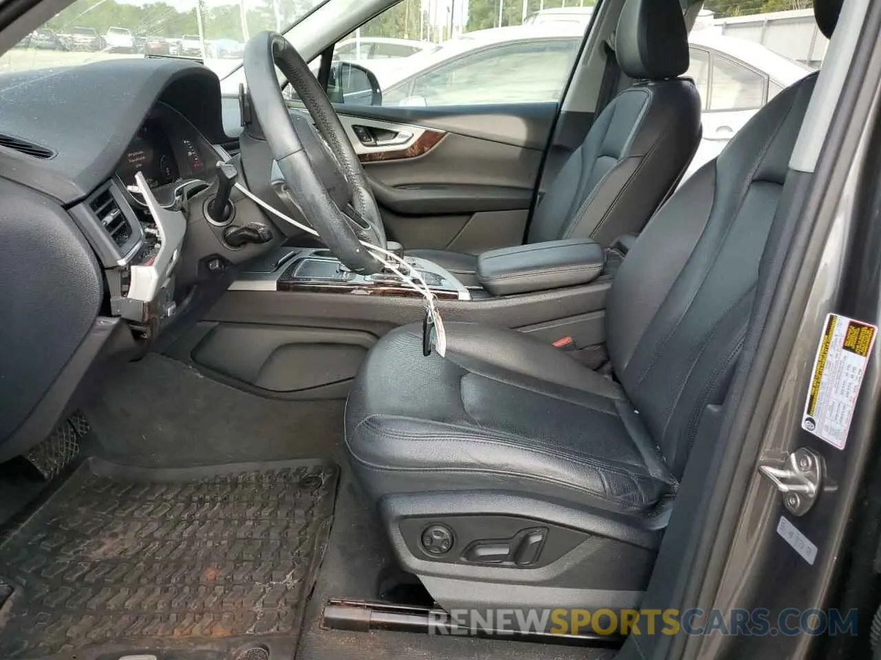 7 Photograph of a damaged car WA1LHAF75KD020041 AUDI Q7 2019