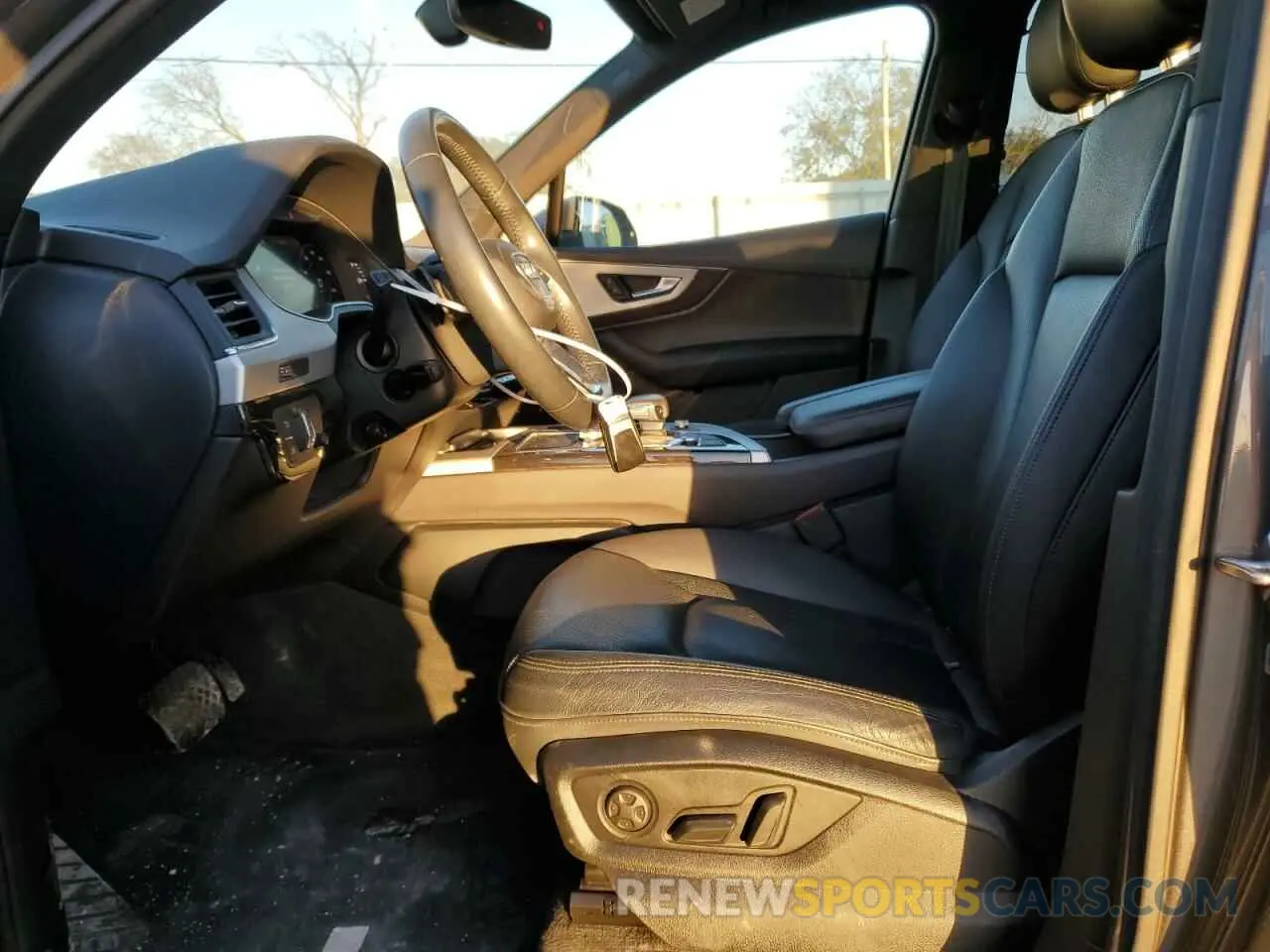 7 Photograph of a damaged car WA1LHAF77KD032921 AUDI Q7 2019