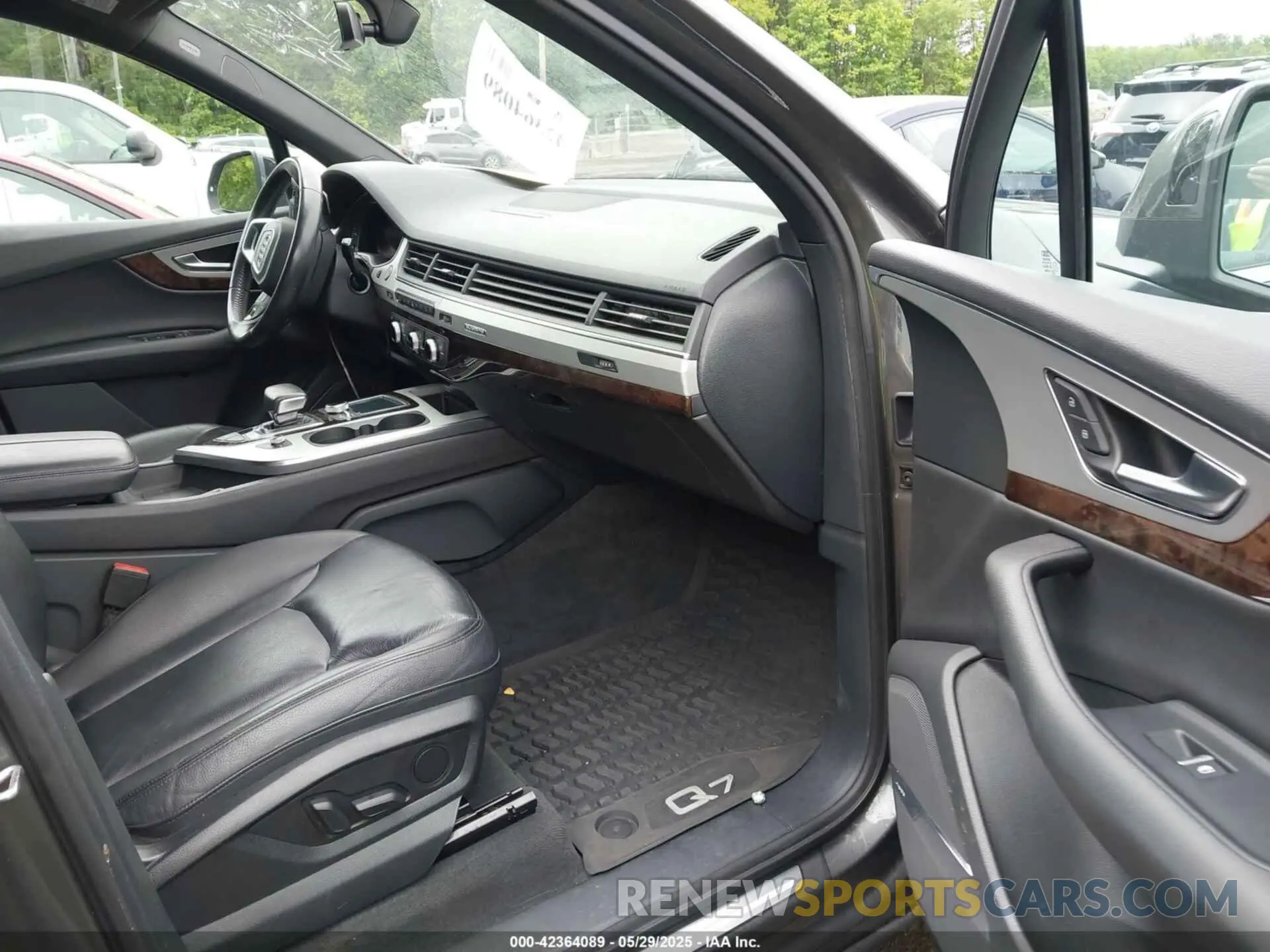 5 Photograph of a damaged car WA1LHBF75KD028291 AUDI Q7 2019