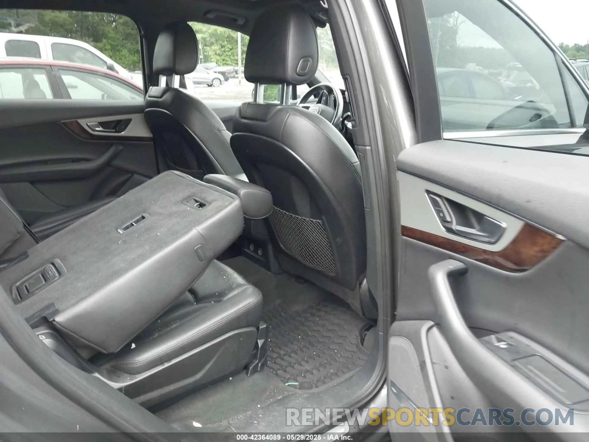 8 Photograph of a damaged car WA1LHBF75KD028291 AUDI Q7 2019