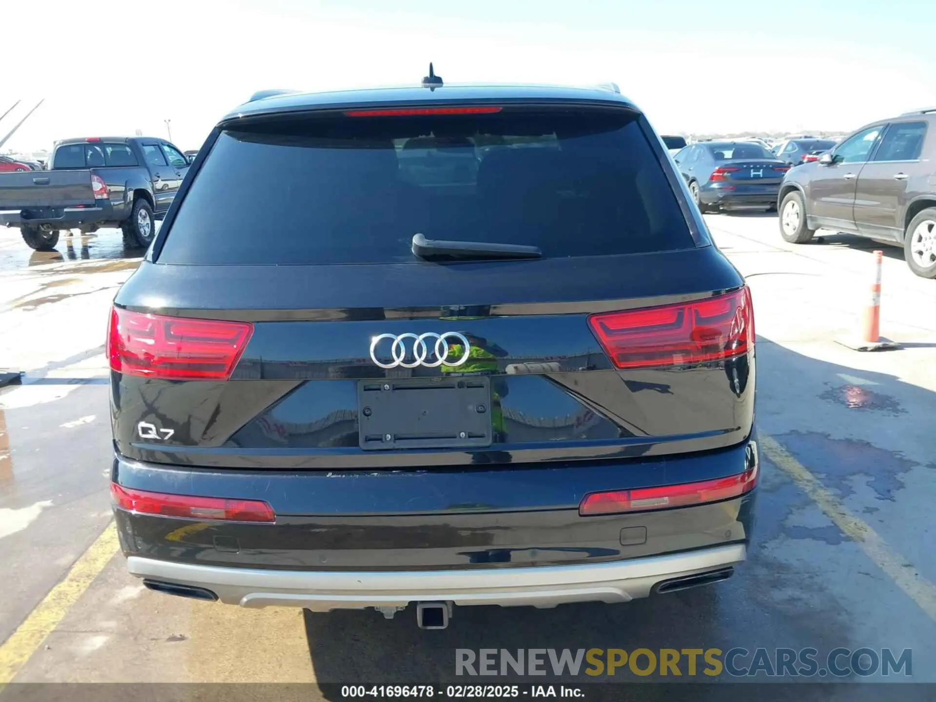 17 Photograph of a damaged car WA1VAAF70KD003824 AUDI Q7 2019