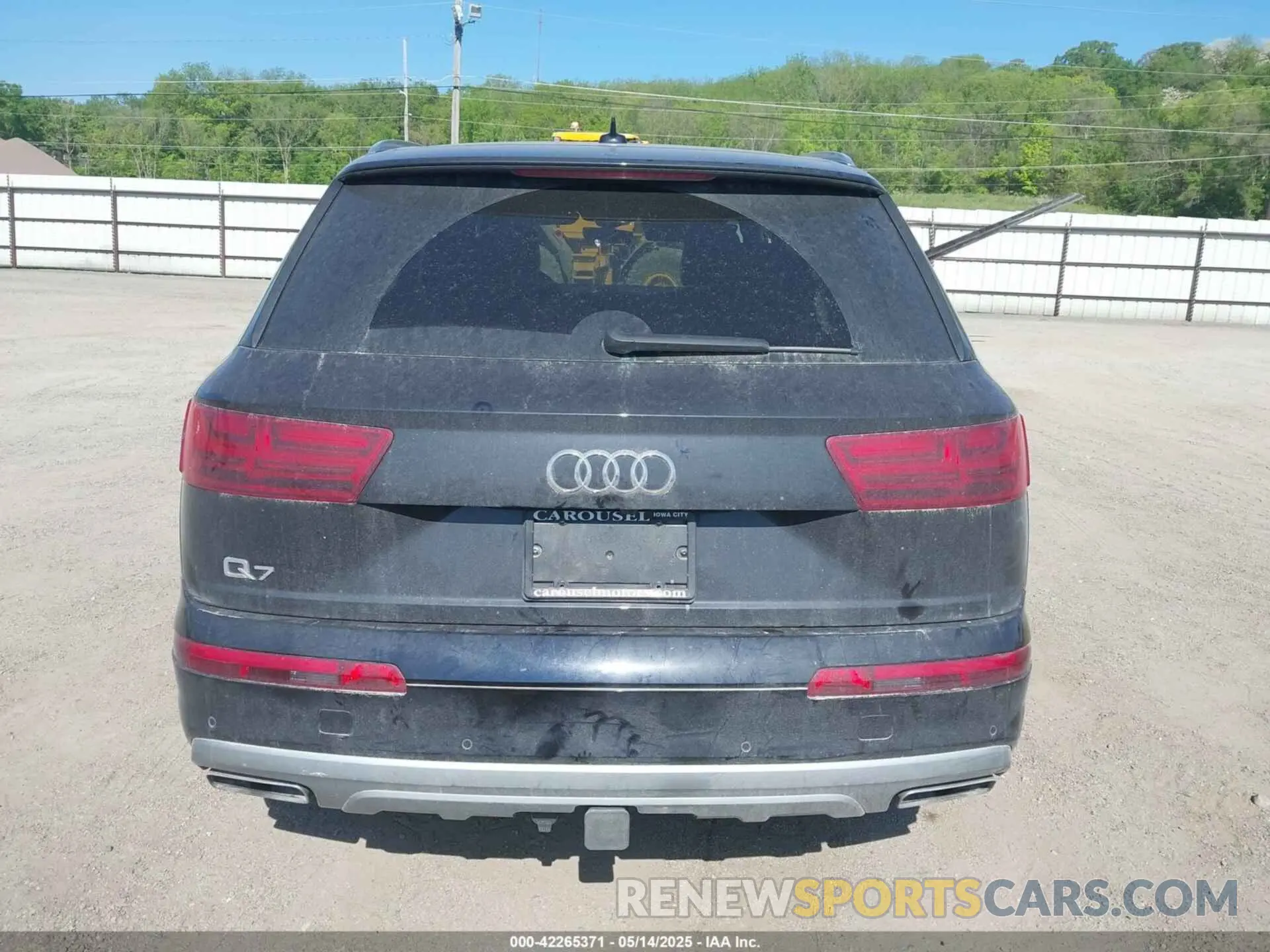 17 Photograph of a damaged car WA1VAAF70KD004469 AUDI Q7 2019