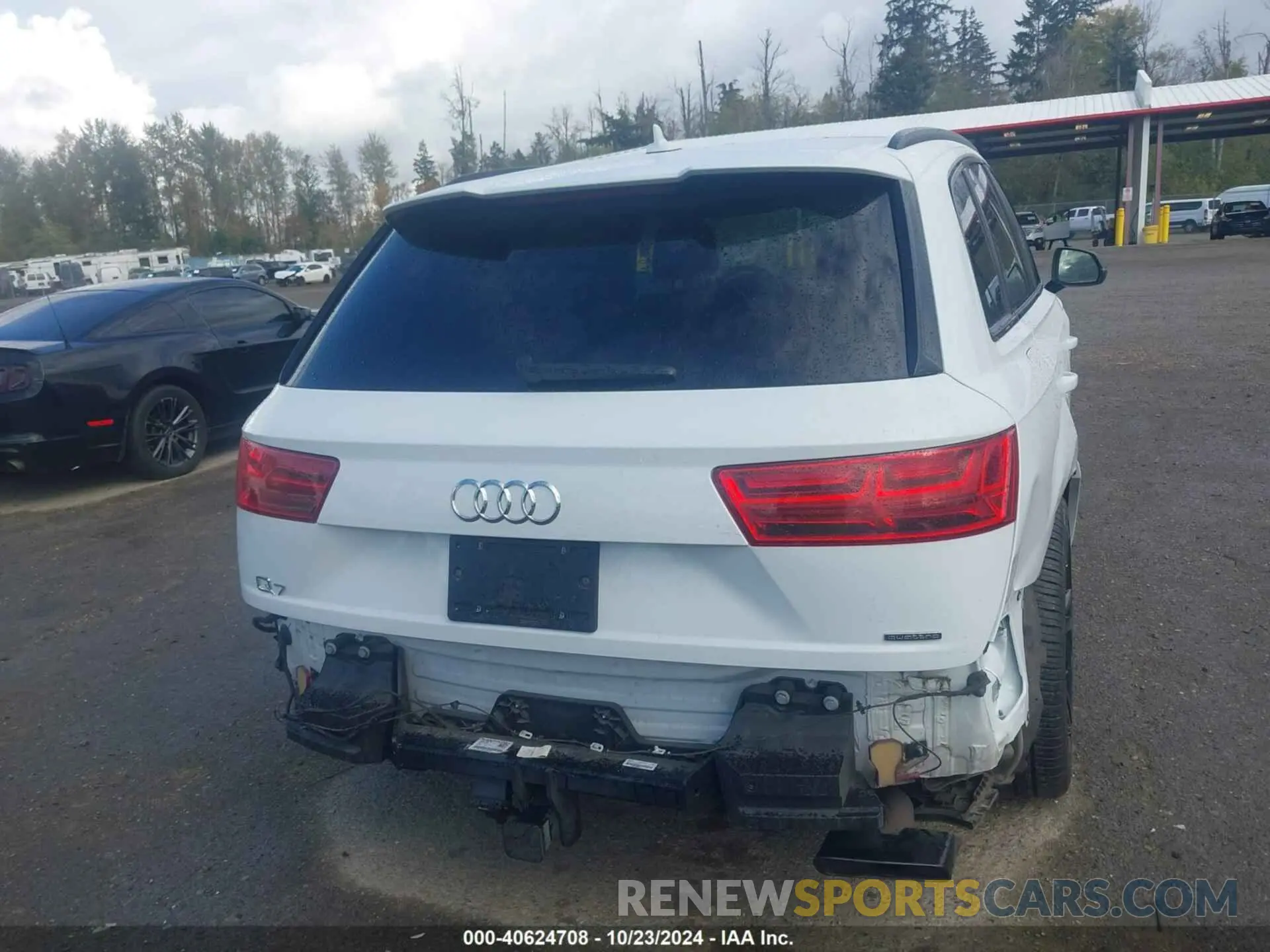 17 Photograph of a damaged car WA1VAAF71KD033365 AUDI Q7 2019