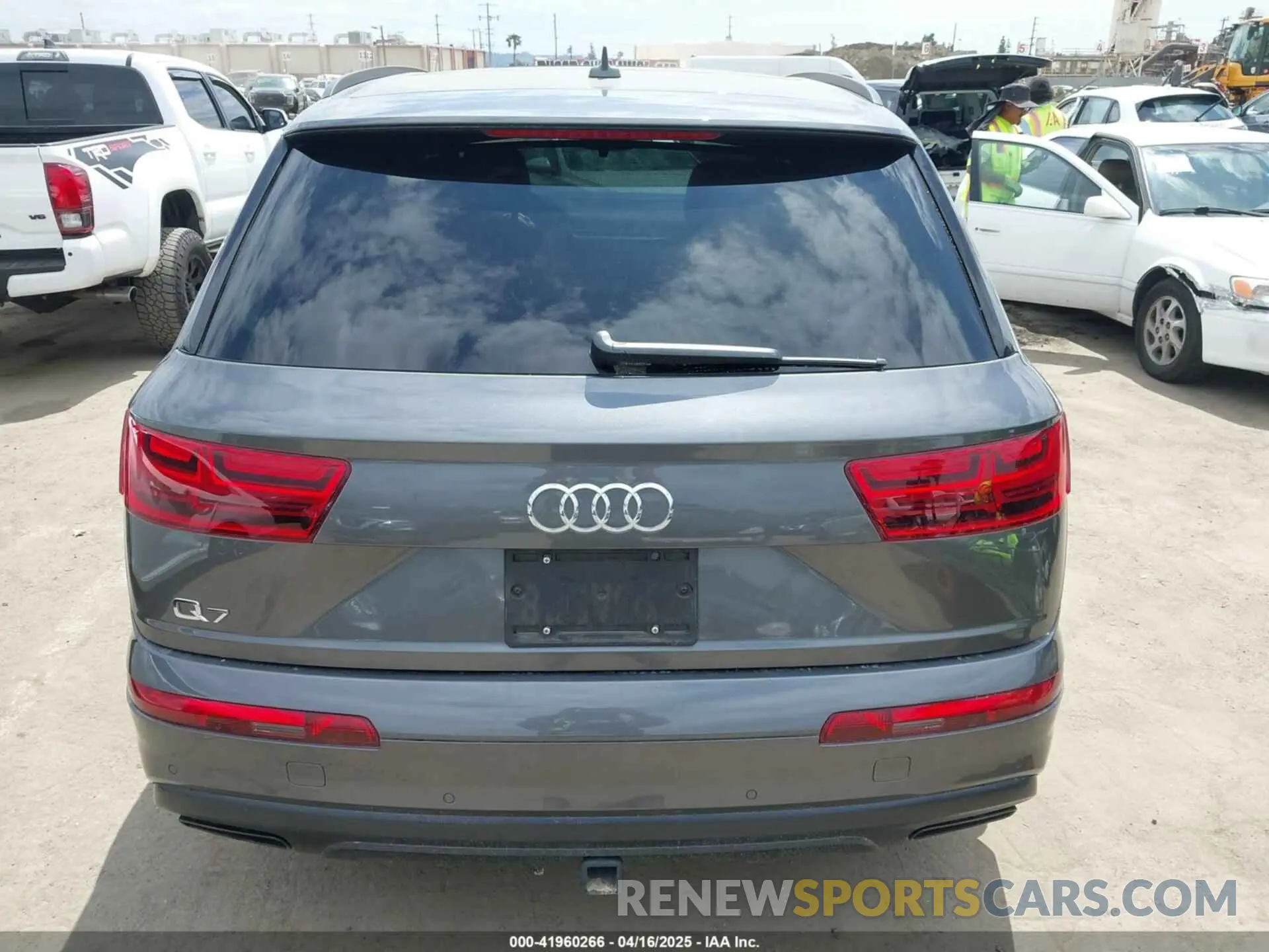 17 Photograph of a damaged car WA1VAAF73KD015837 AUDI Q7 2019