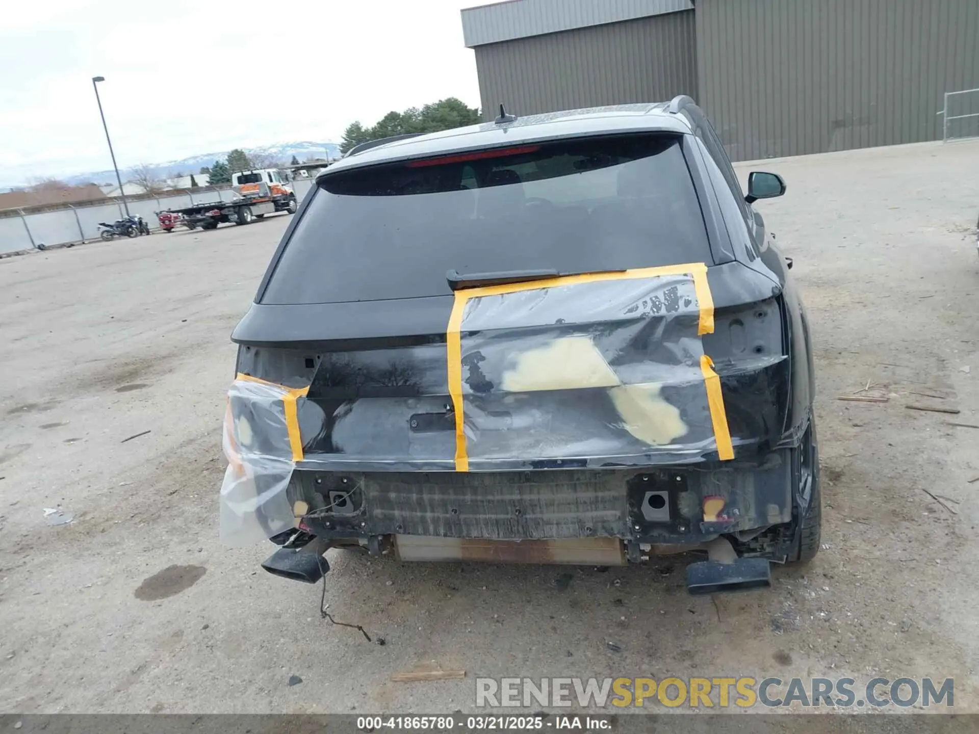 17 Photograph of a damaged car WA1VAAF79KD004597 AUDI Q7 2019