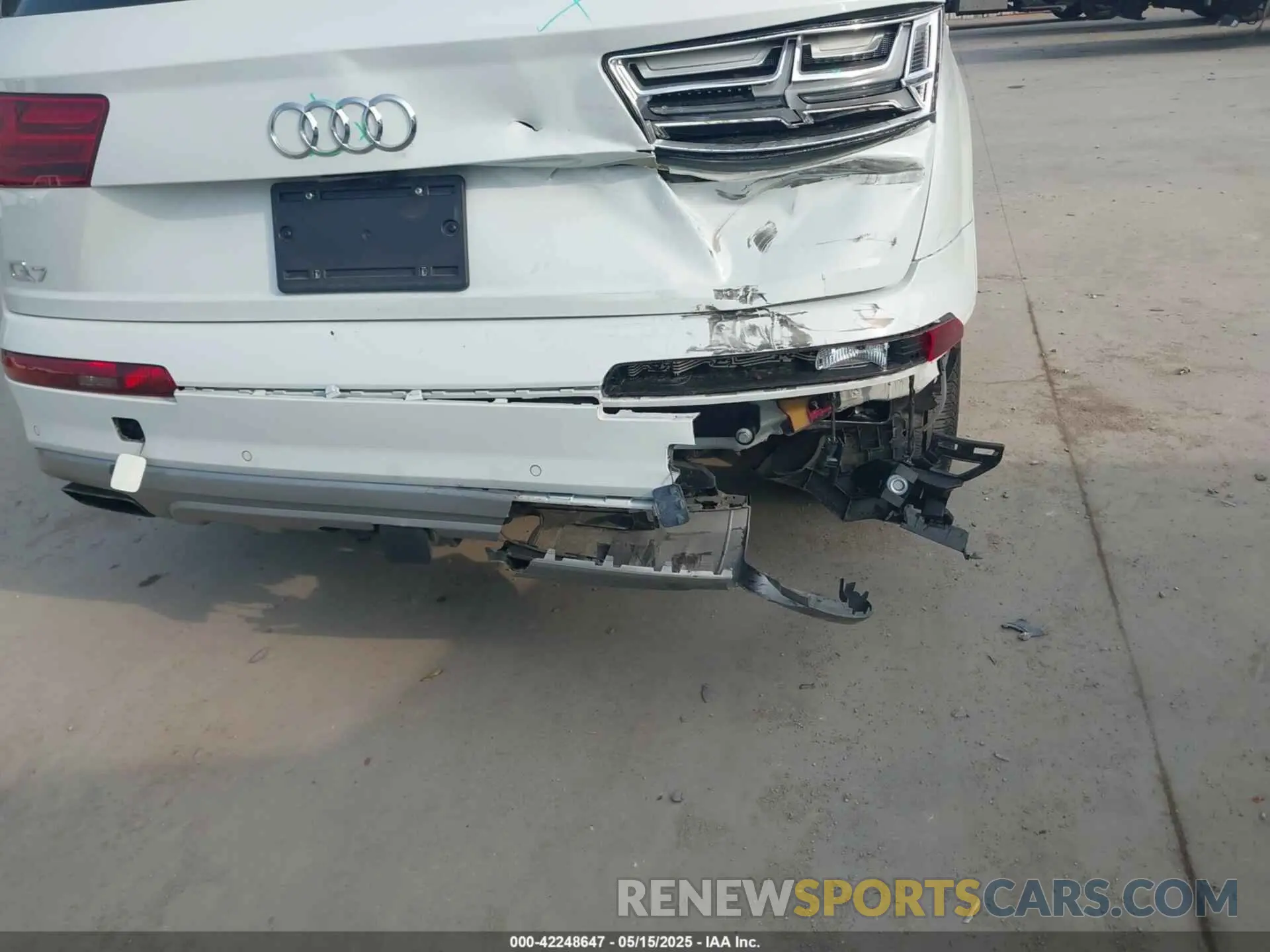 17 Photograph of a damaged car WA1VAAF79KD005913 AUDI Q7 2019