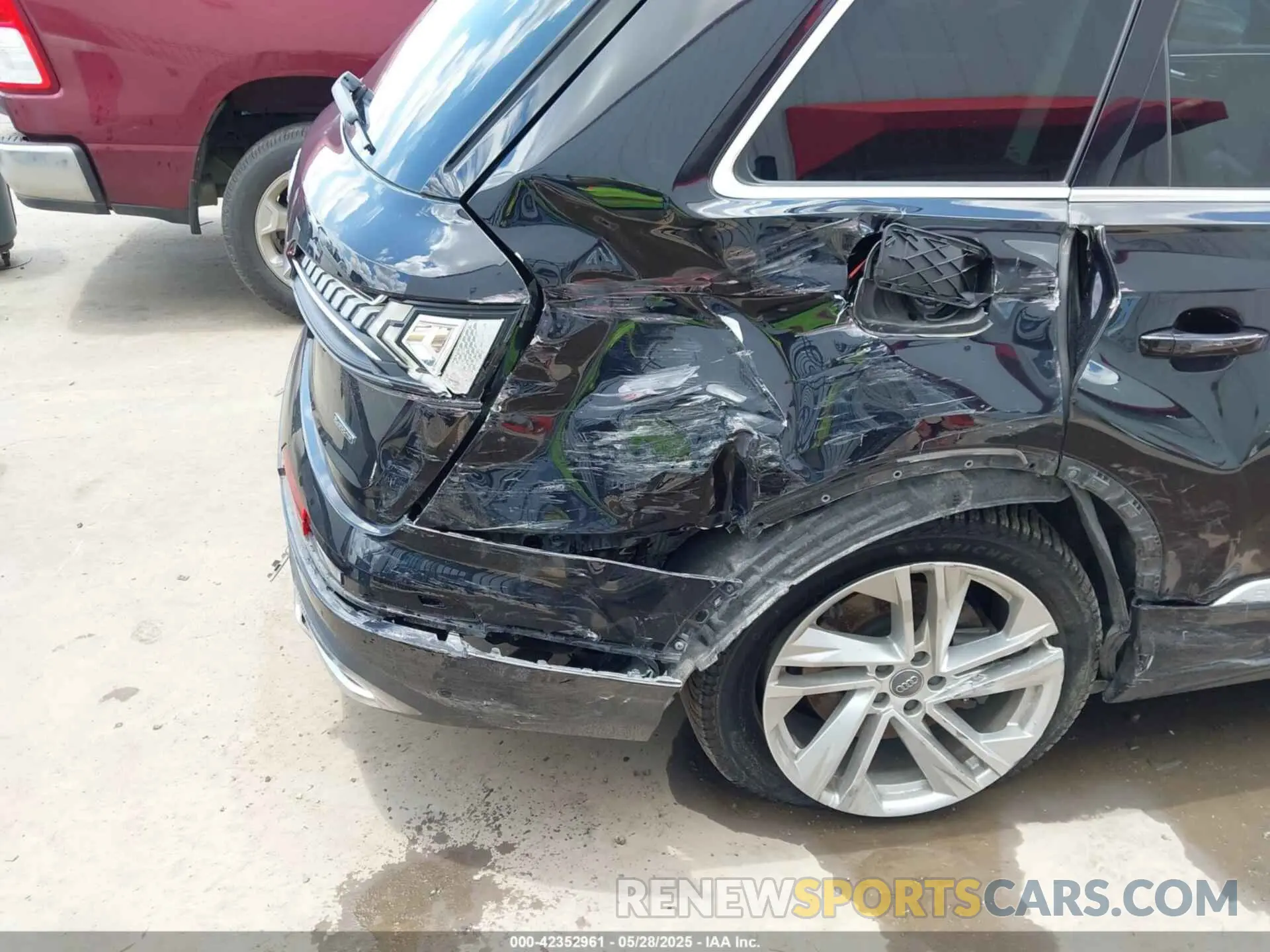6 Photograph of a damaged car WA1LXAF74LD006068 AUDI Q7 2020