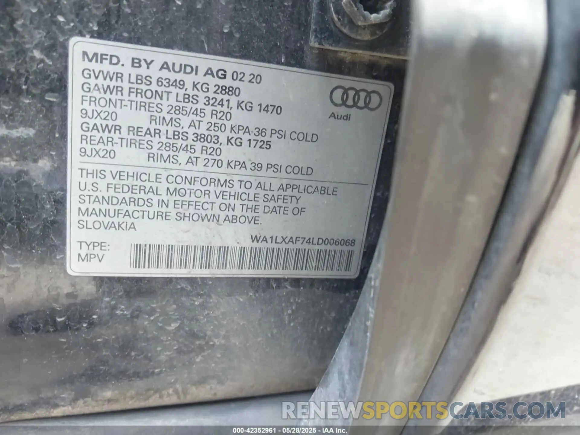 9 Photograph of a damaged car WA1LXAF74LD006068 AUDI Q7 2020