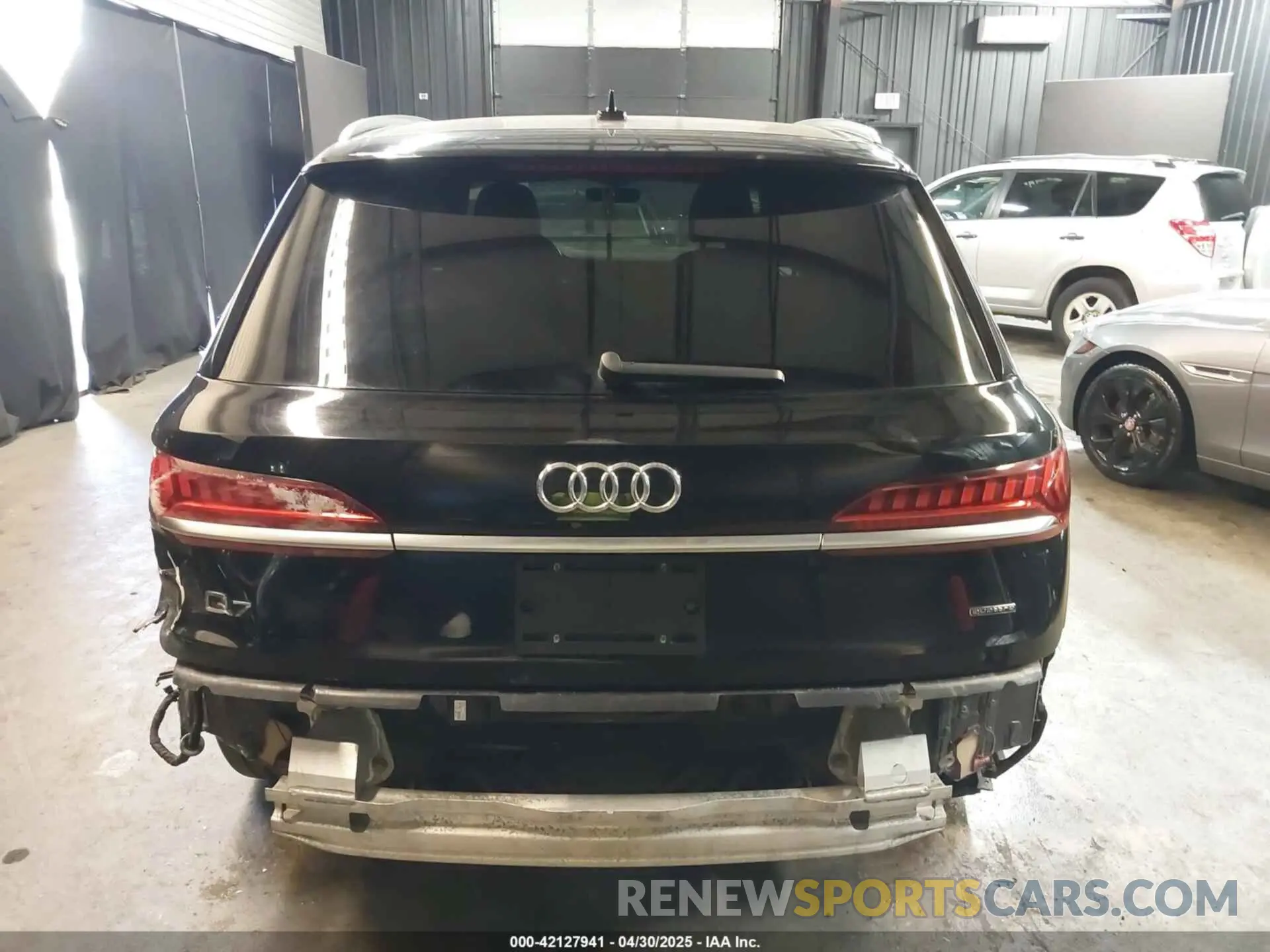 17 Photograph of a damaged car WA1LJAF7XMD029874 AUDI Q7 2021