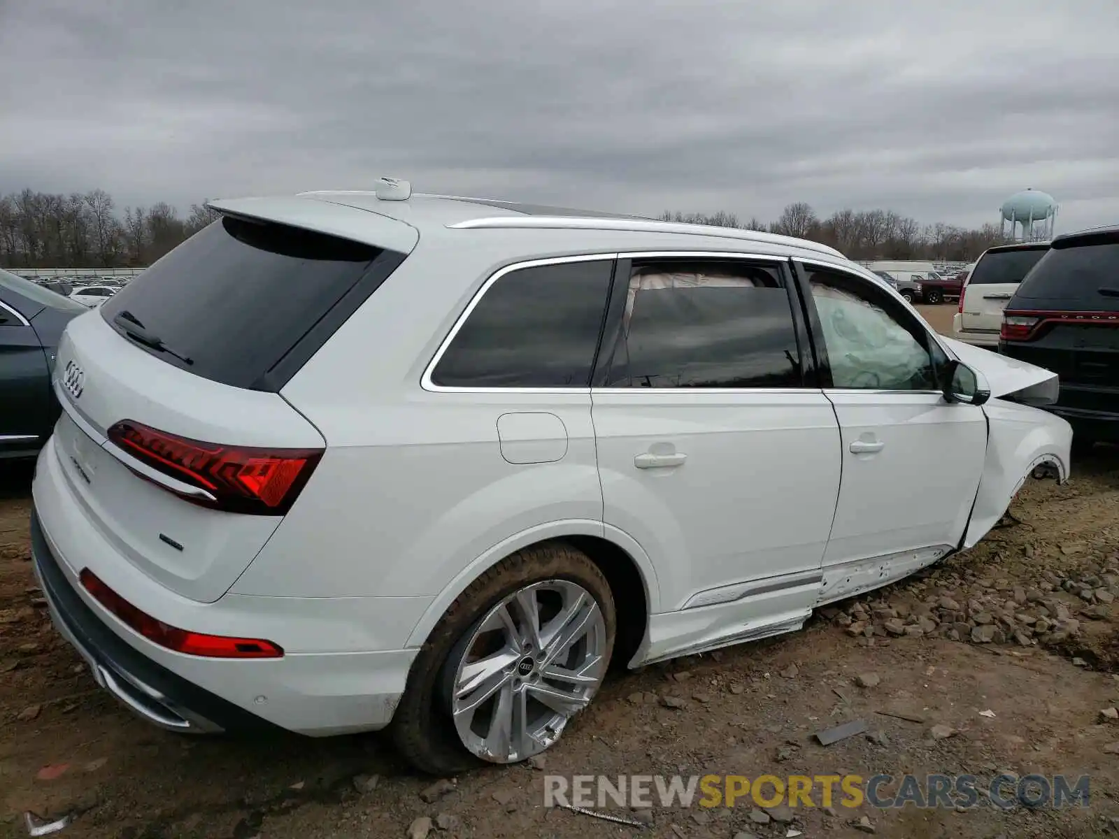 4 Photograph of a damaged car WA1LXAF72MD017510 AUDI Q7 2021