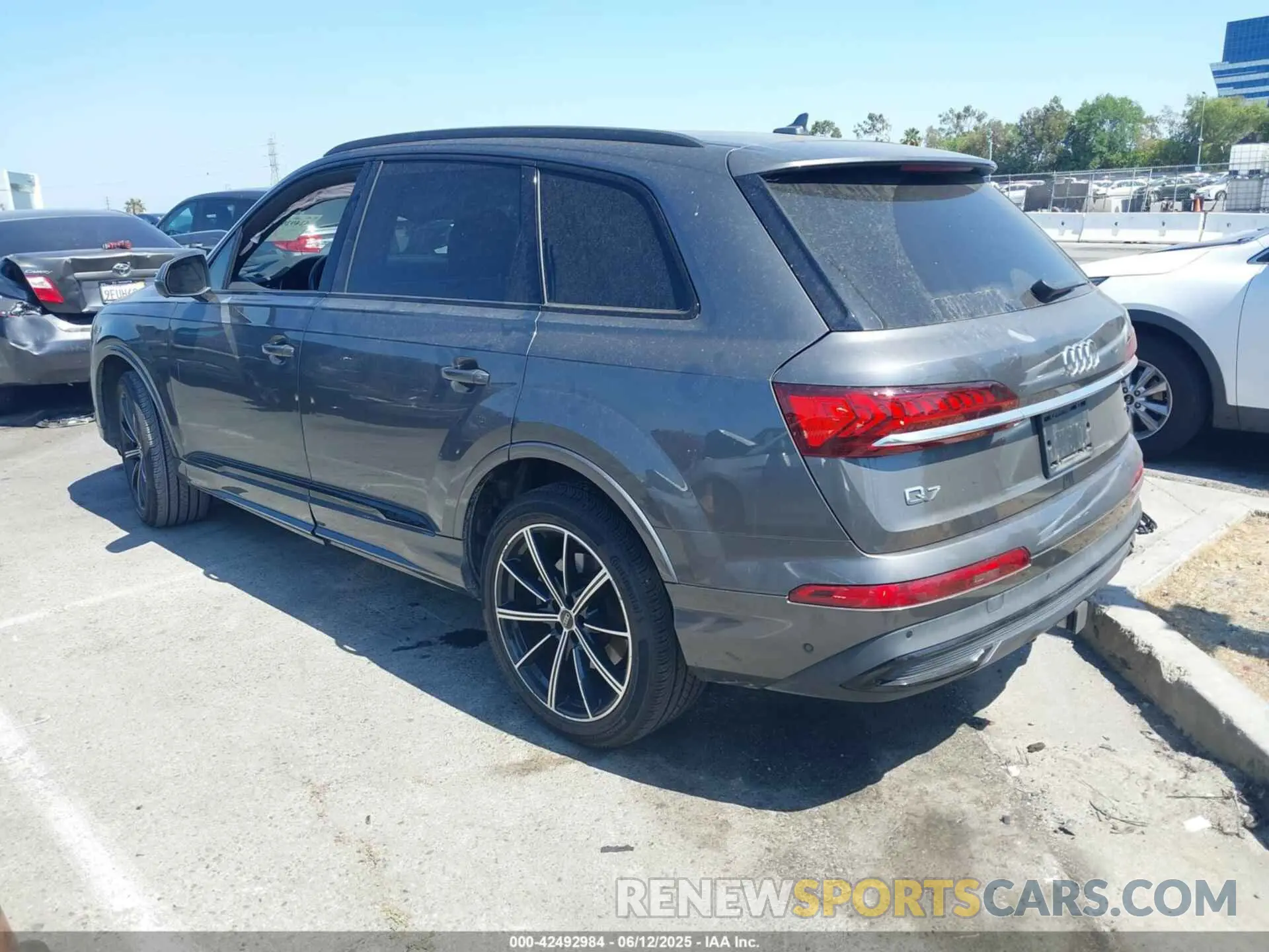 3 Photograph of a damaged car WA1LXAF75MD013368 AUDI Q7 2021