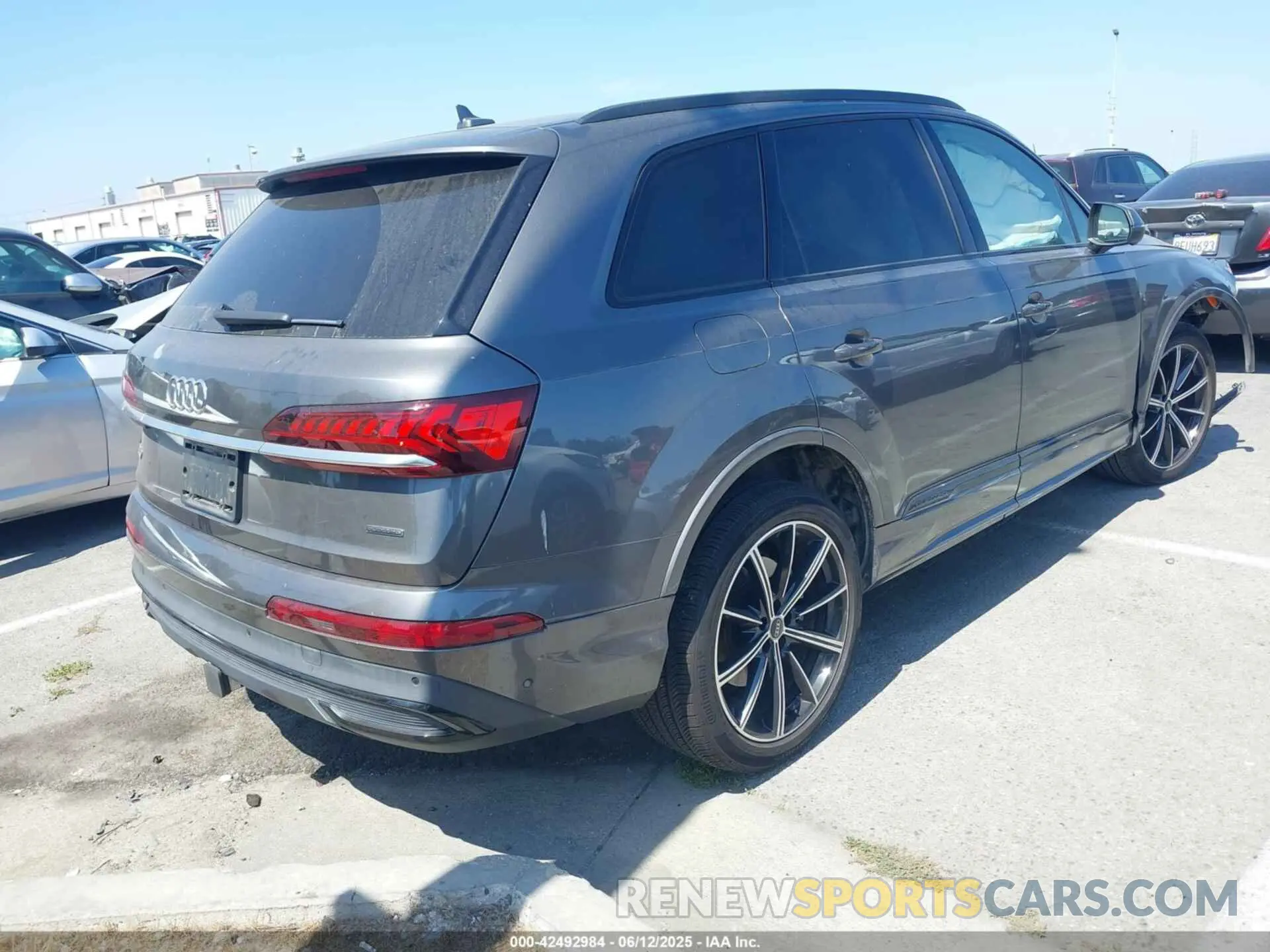 4 Photograph of a damaged car WA1LXAF75MD013368 AUDI Q7 2021
