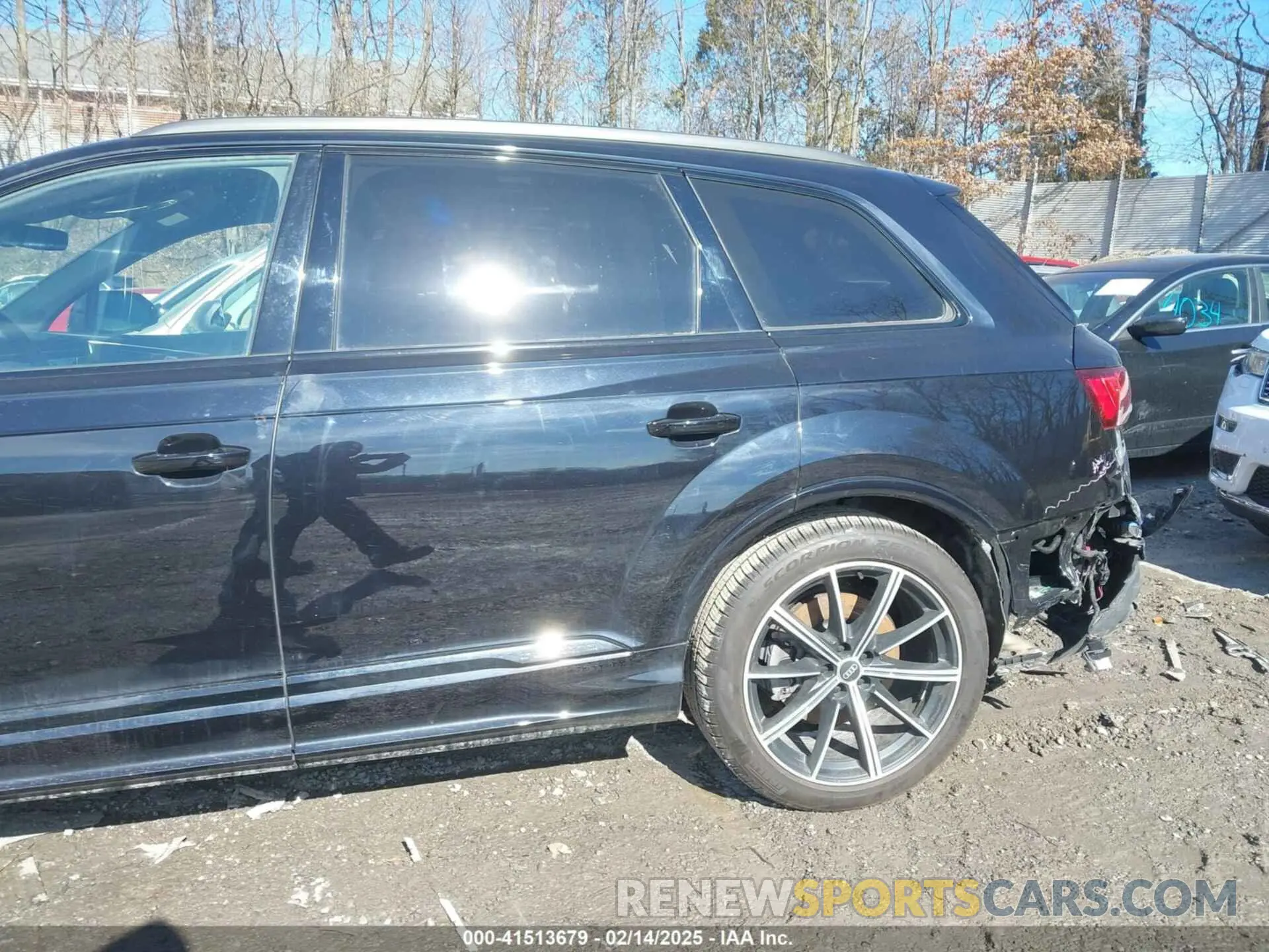 19 Photograph of a damaged car WA1VXAF70MD029485 AUDI Q7 2021