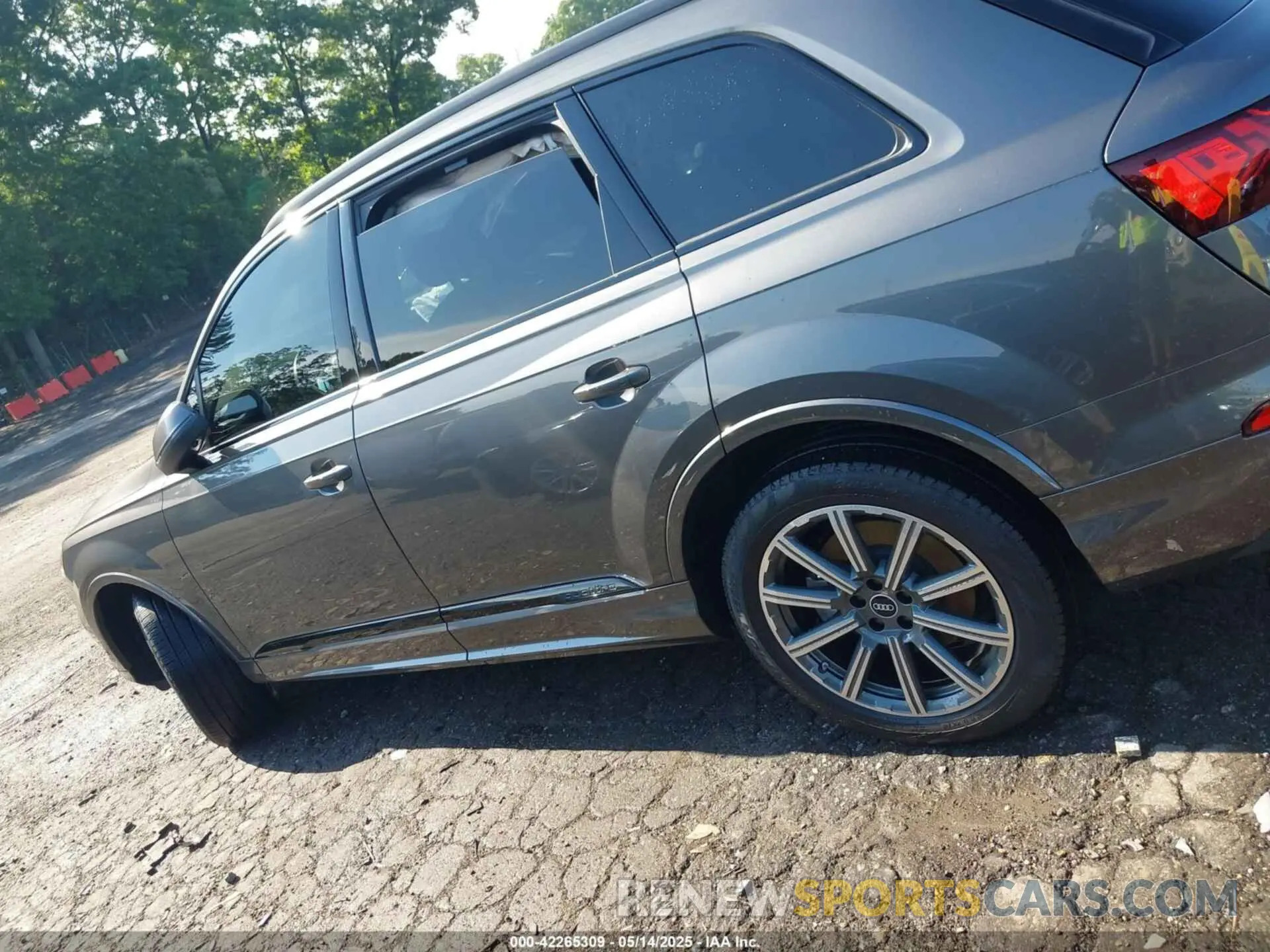 14 Photograph of a damaged car WA1LJBF77ND000677 AUDI Q7 2022