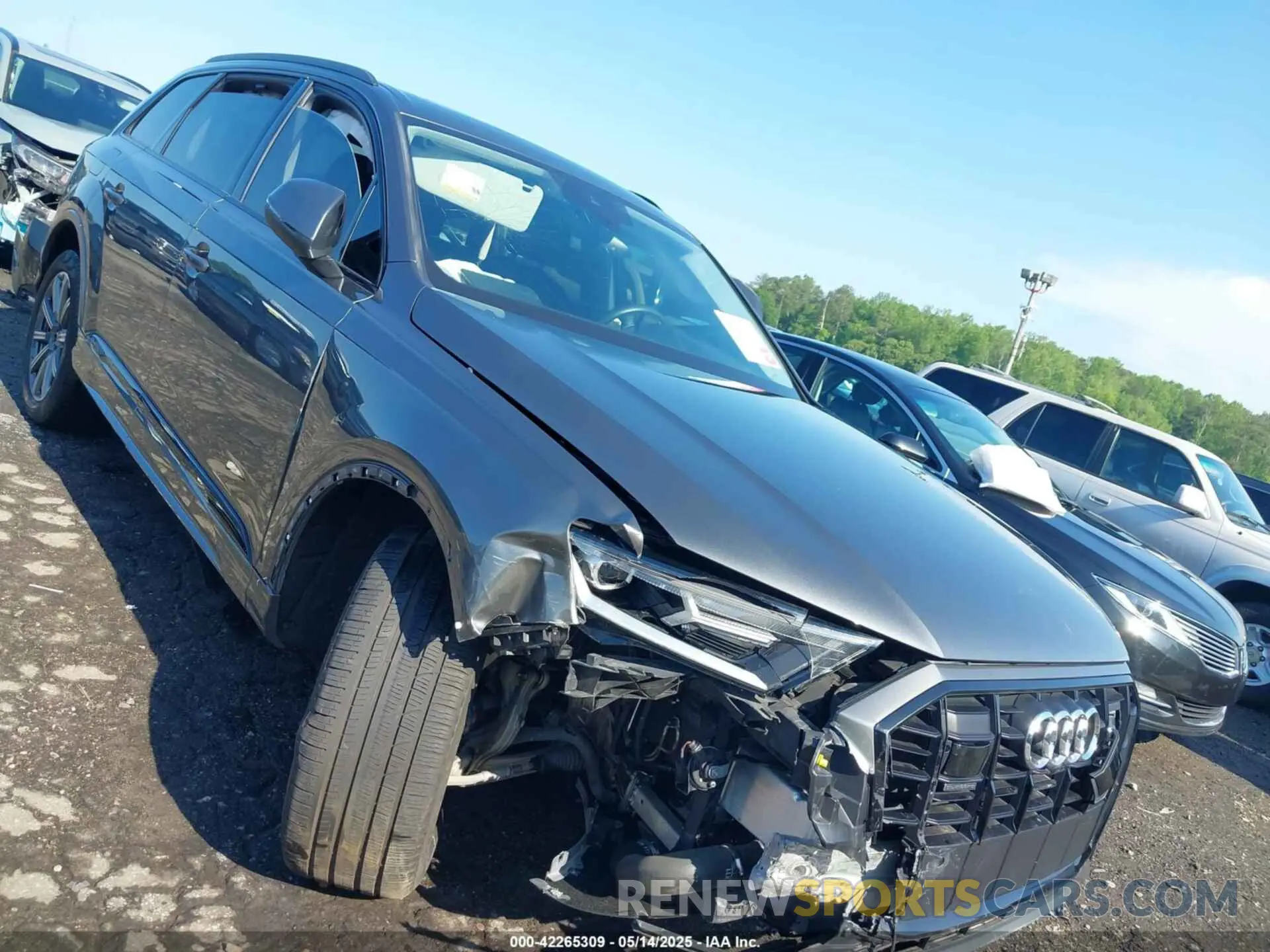 19 Photograph of a damaged car WA1LJBF77ND000677 AUDI Q7 2022