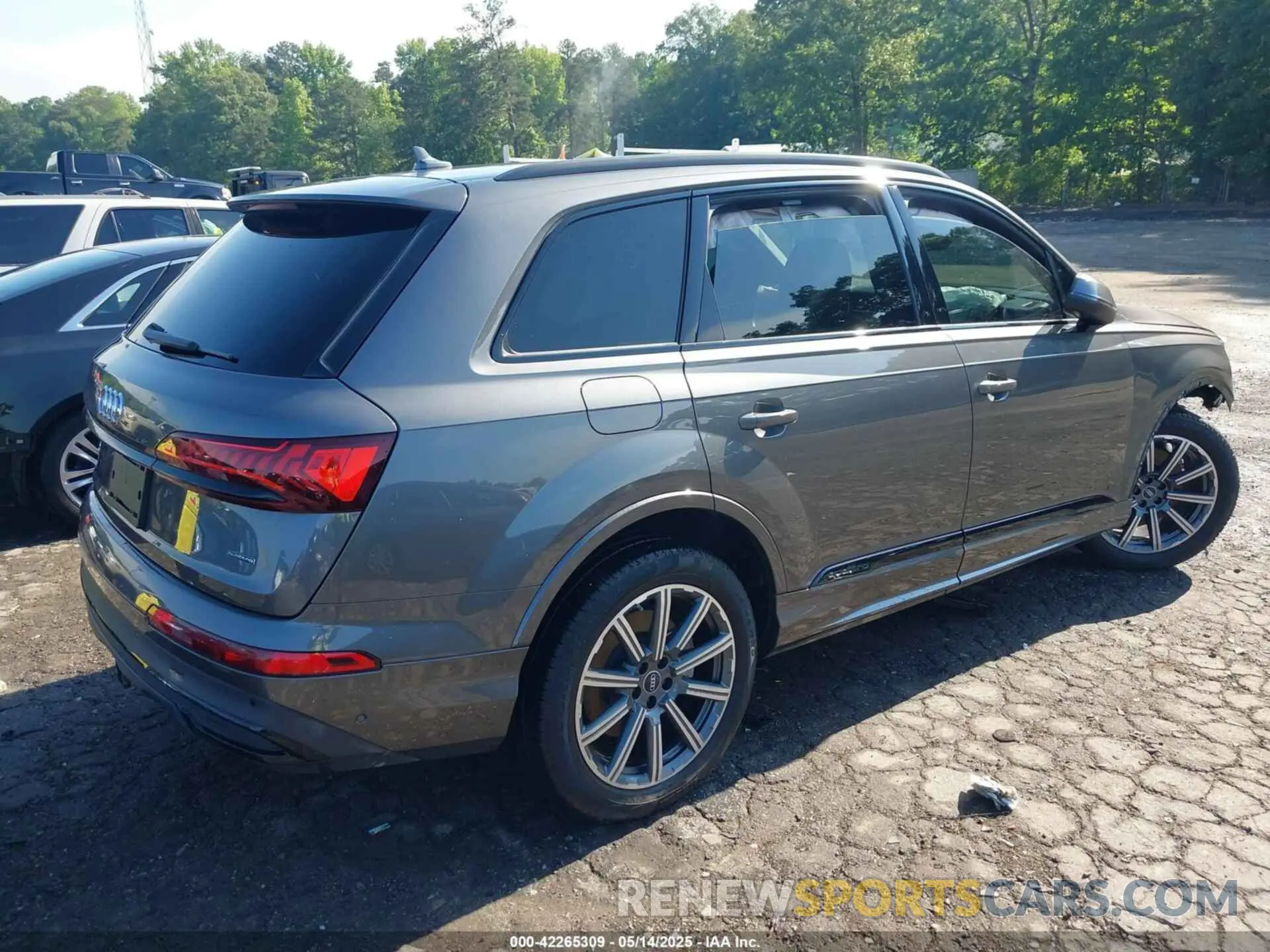 4 Photograph of a damaged car WA1LJBF77ND000677 AUDI Q7 2022