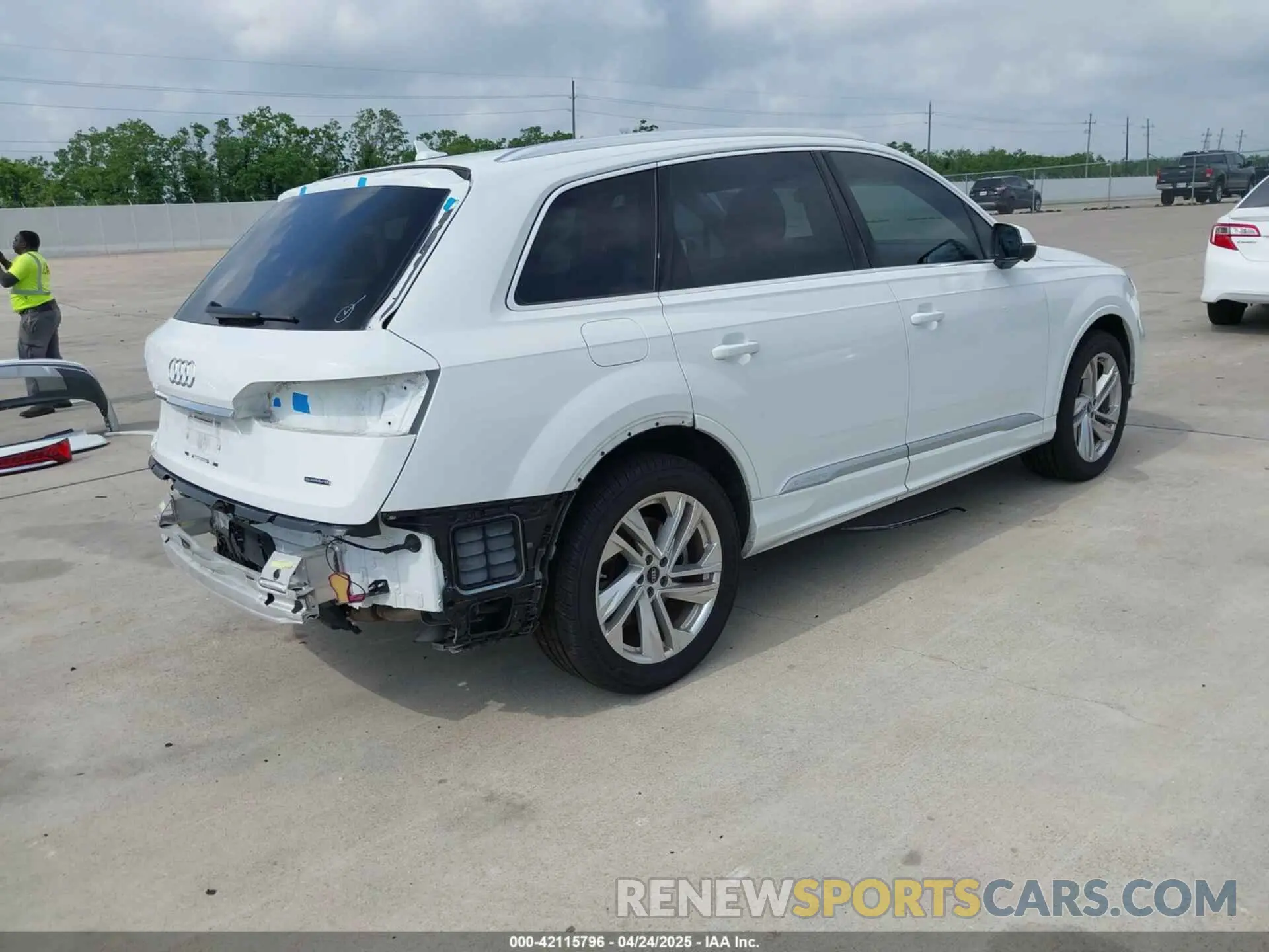 4 Photograph of a damaged car WA1LXBF71ND020244 AUDI Q7 2022