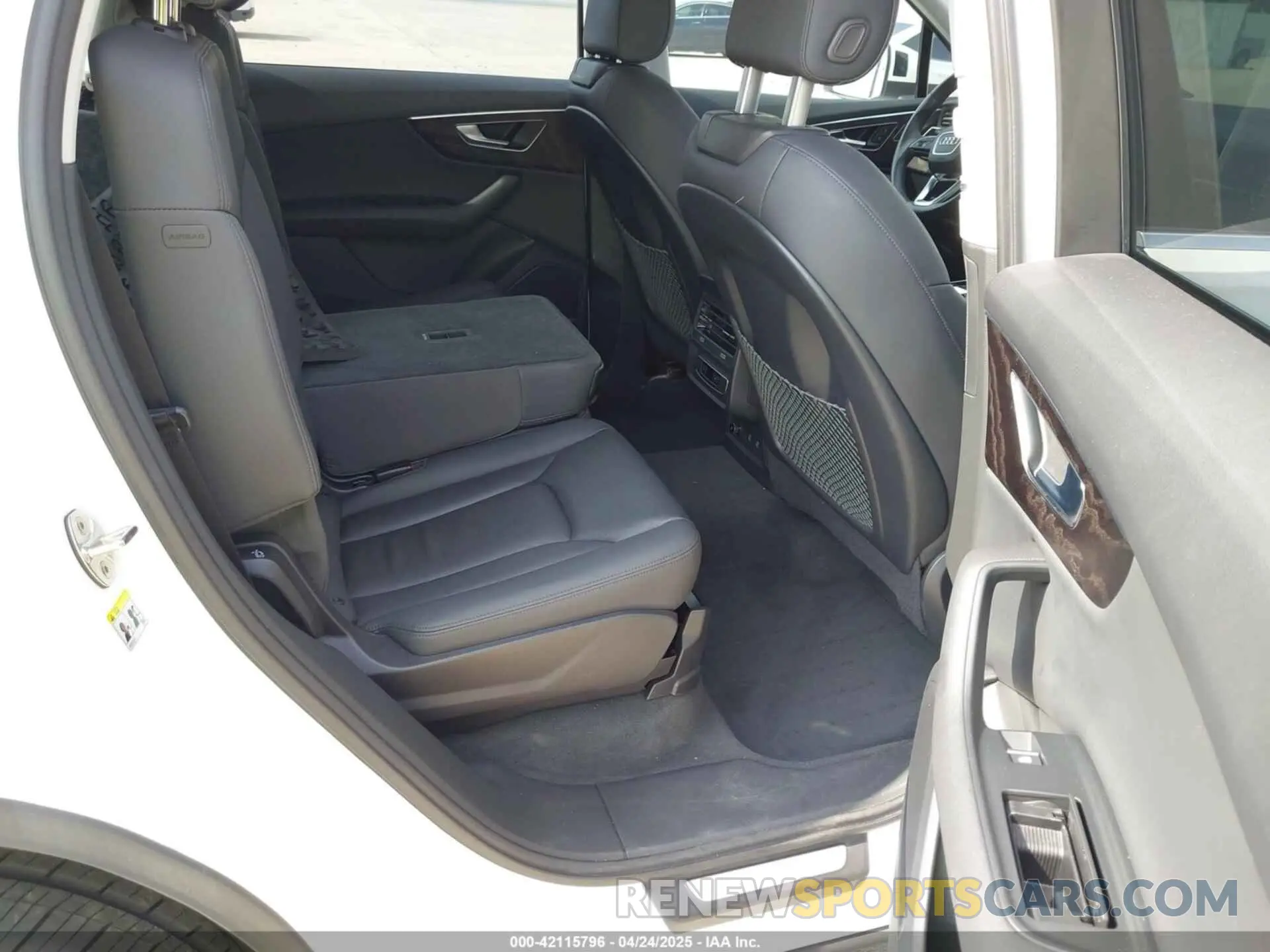 8 Photograph of a damaged car WA1LXBF71ND020244 AUDI Q7 2022