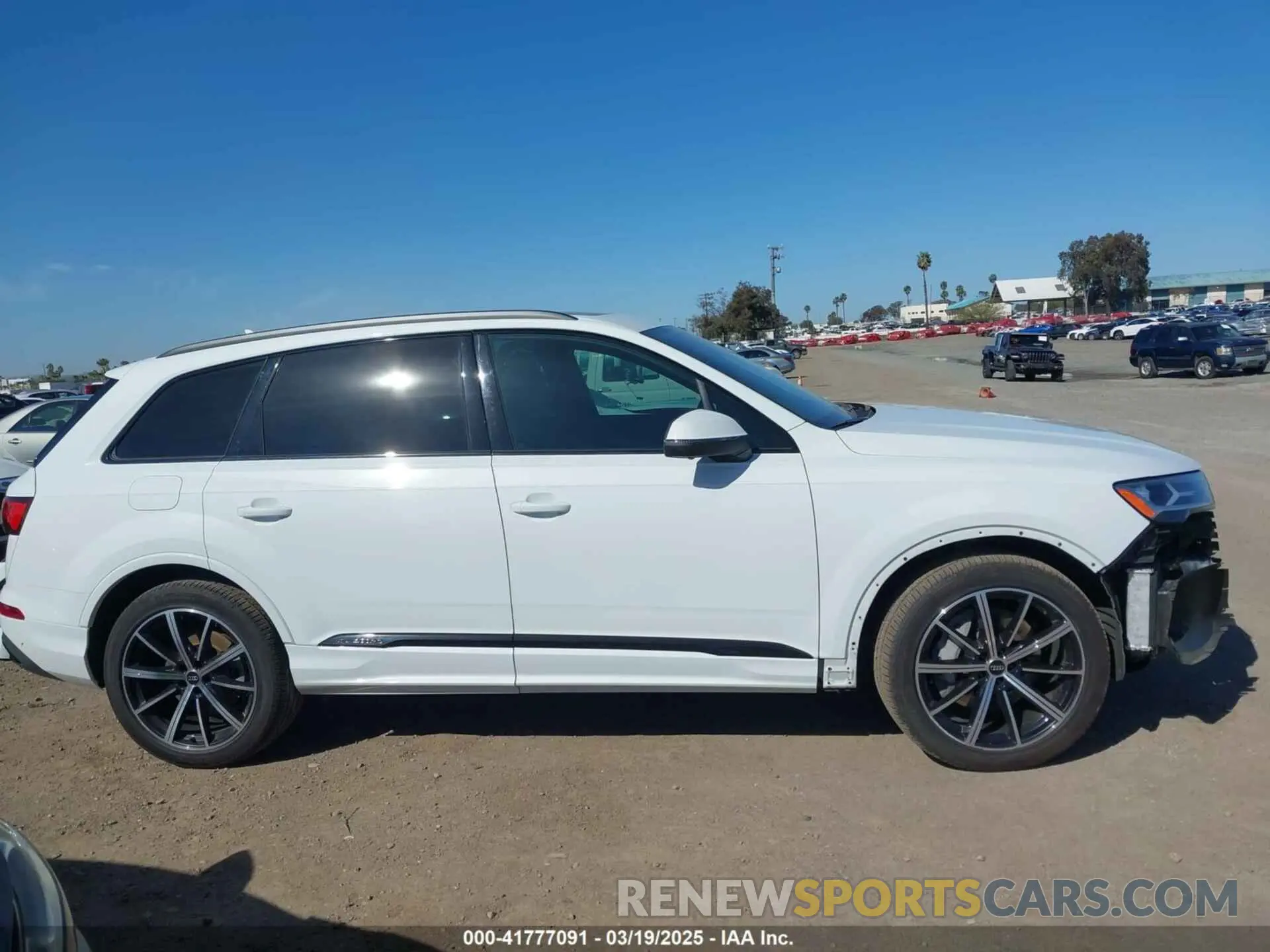 14 Photograph of a damaged car WA1LXBF79ND004082 AUDI Q7 2022
