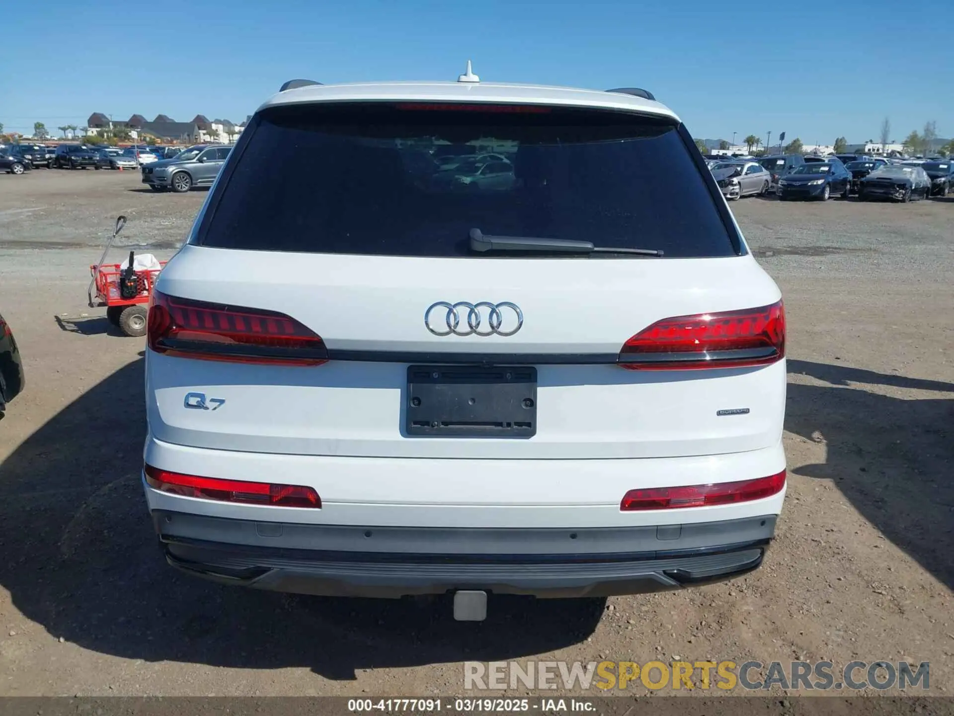 17 Photograph of a damaged car WA1LXBF79ND004082 AUDI Q7 2022
