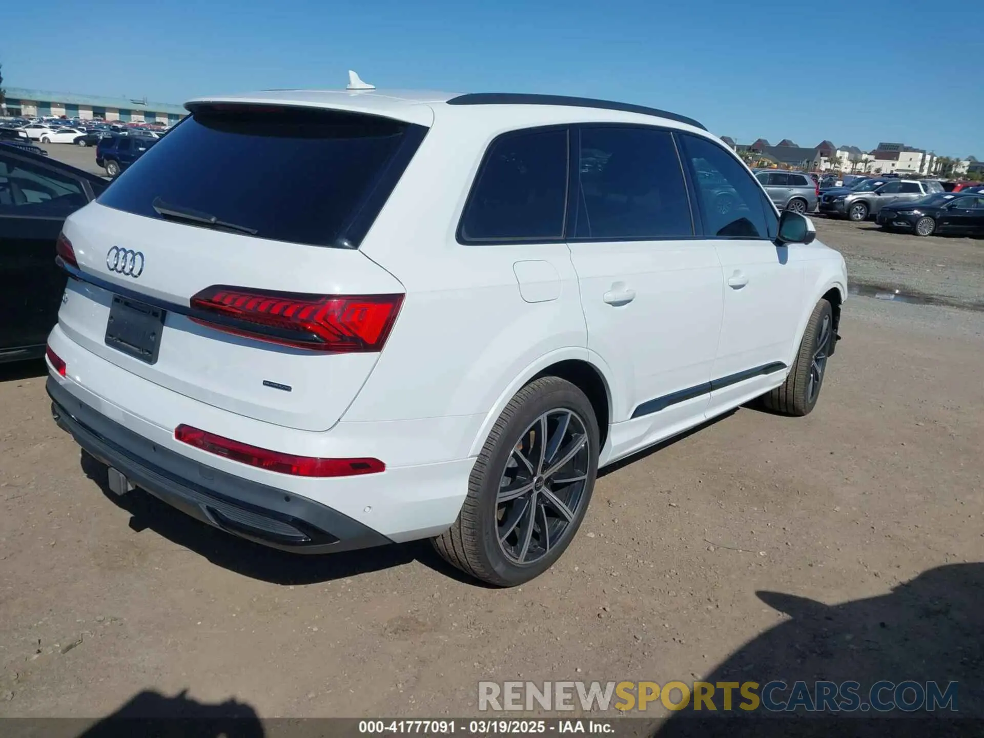 4 Photograph of a damaged car WA1LXBF79ND004082 AUDI Q7 2022