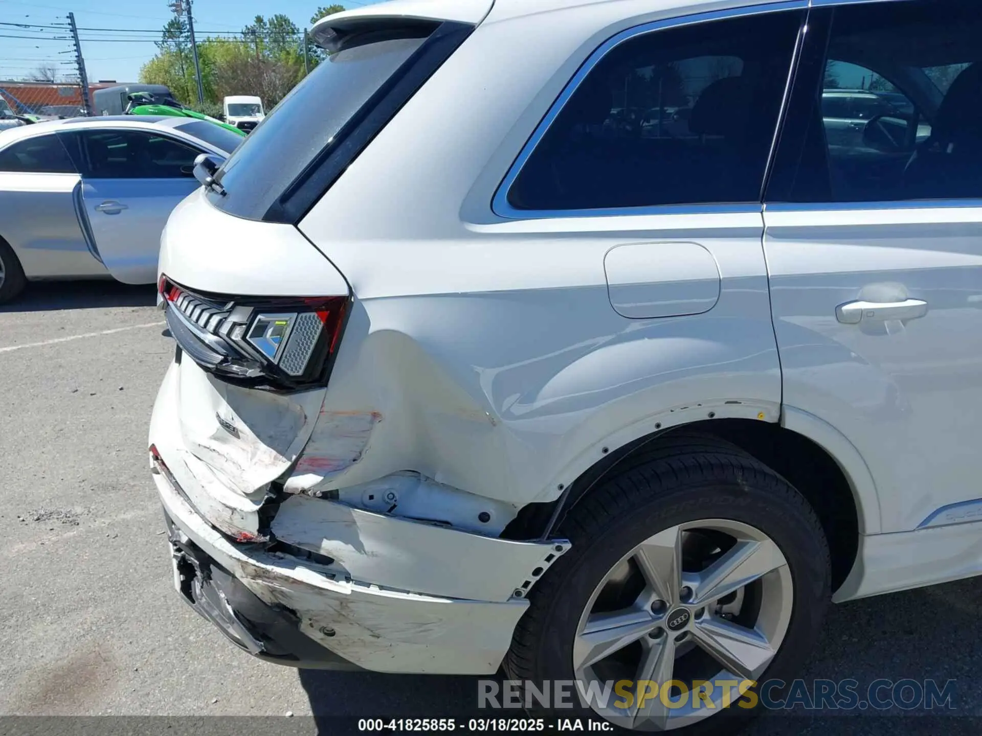 18 Photograph of a damaged car WA1LCBF72PD031042 AUDI Q7 2023