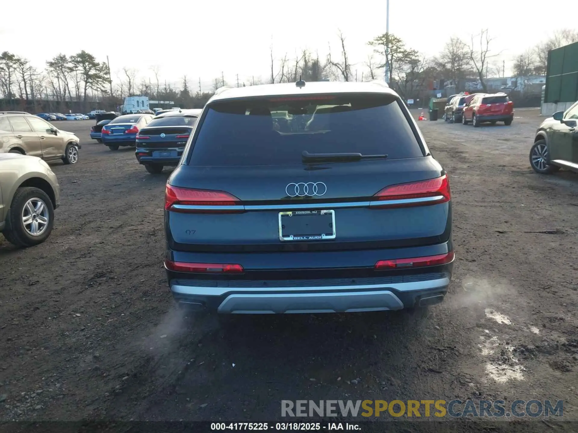 17 Photograph of a damaged car WA1ACBF7XSD020452 AUDI Q7 2025