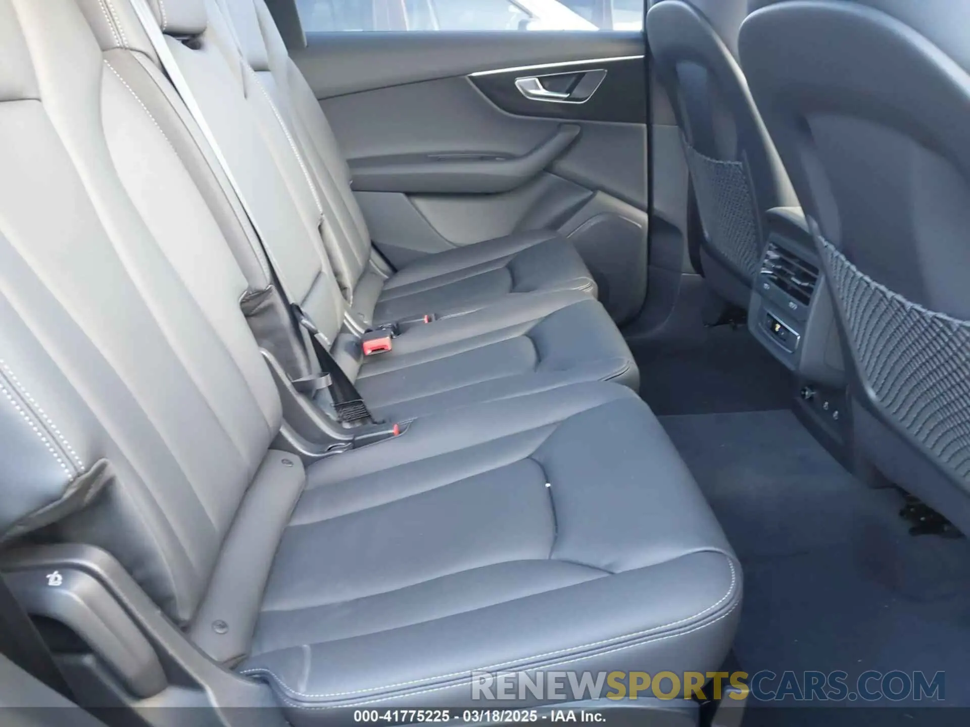 8 Photograph of a damaged car WA1ACBF7XSD020452 AUDI Q7 2025