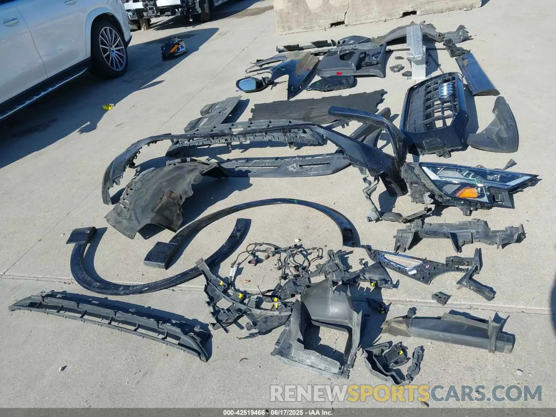 19 Photograph of a damaged car WA1EVAF16KD036178 AUDI Q8 2019