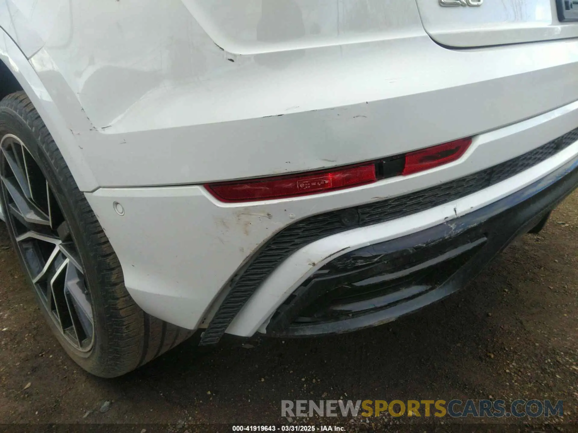 17 Photograph of a damaged car WA1EVAF11MD005634 AUDI Q8 2021