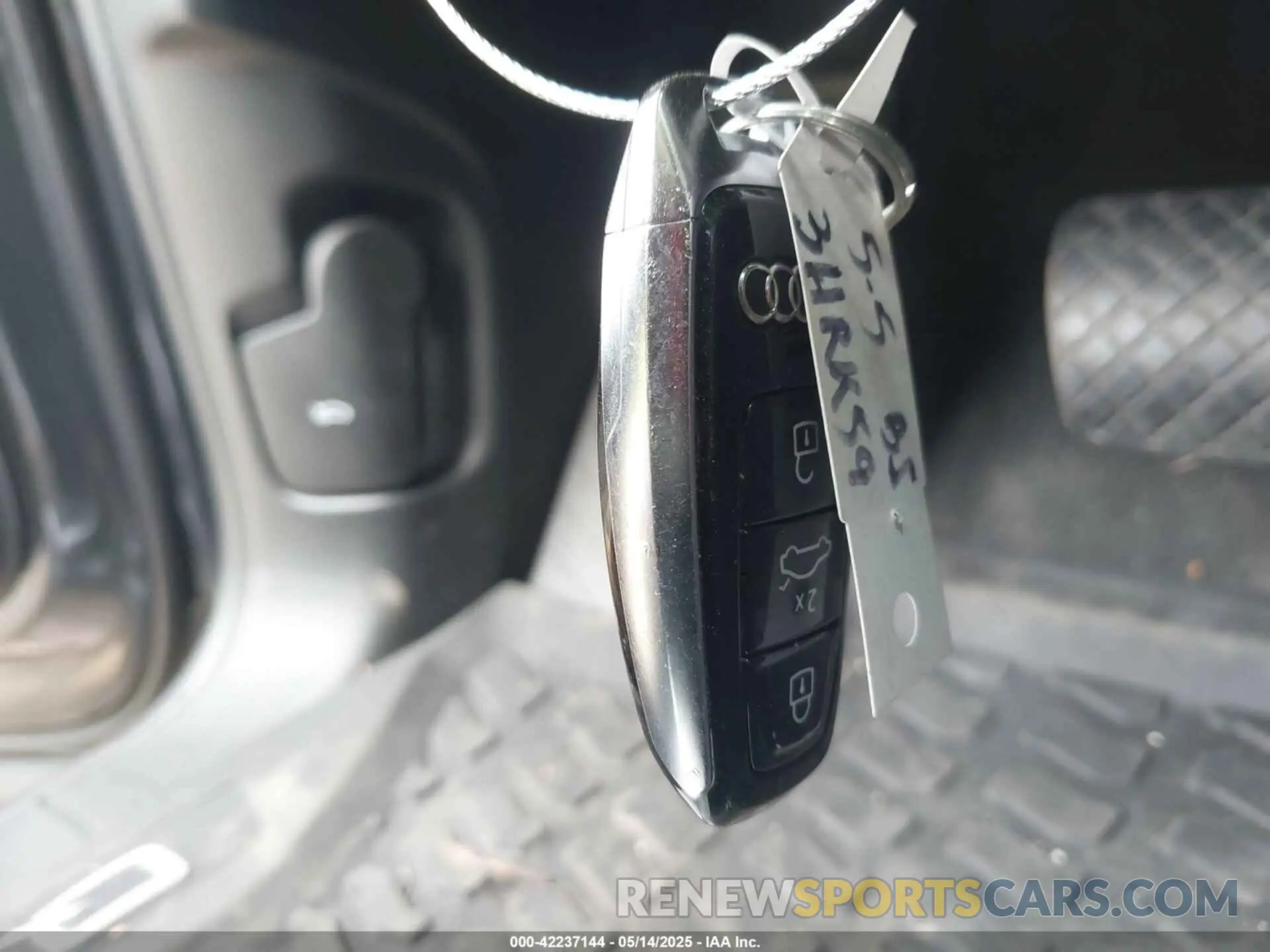 11 Photograph of a damaged car WA1EVAF14MD036327 AUDI Q8 2021