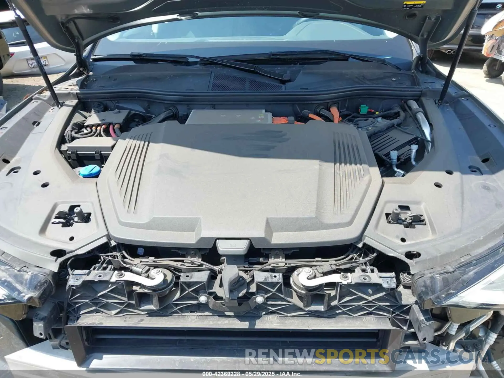 10 Photograph of a damaged car WA14AAGE0RB011467 AUDI Q8 E-TRON 2024