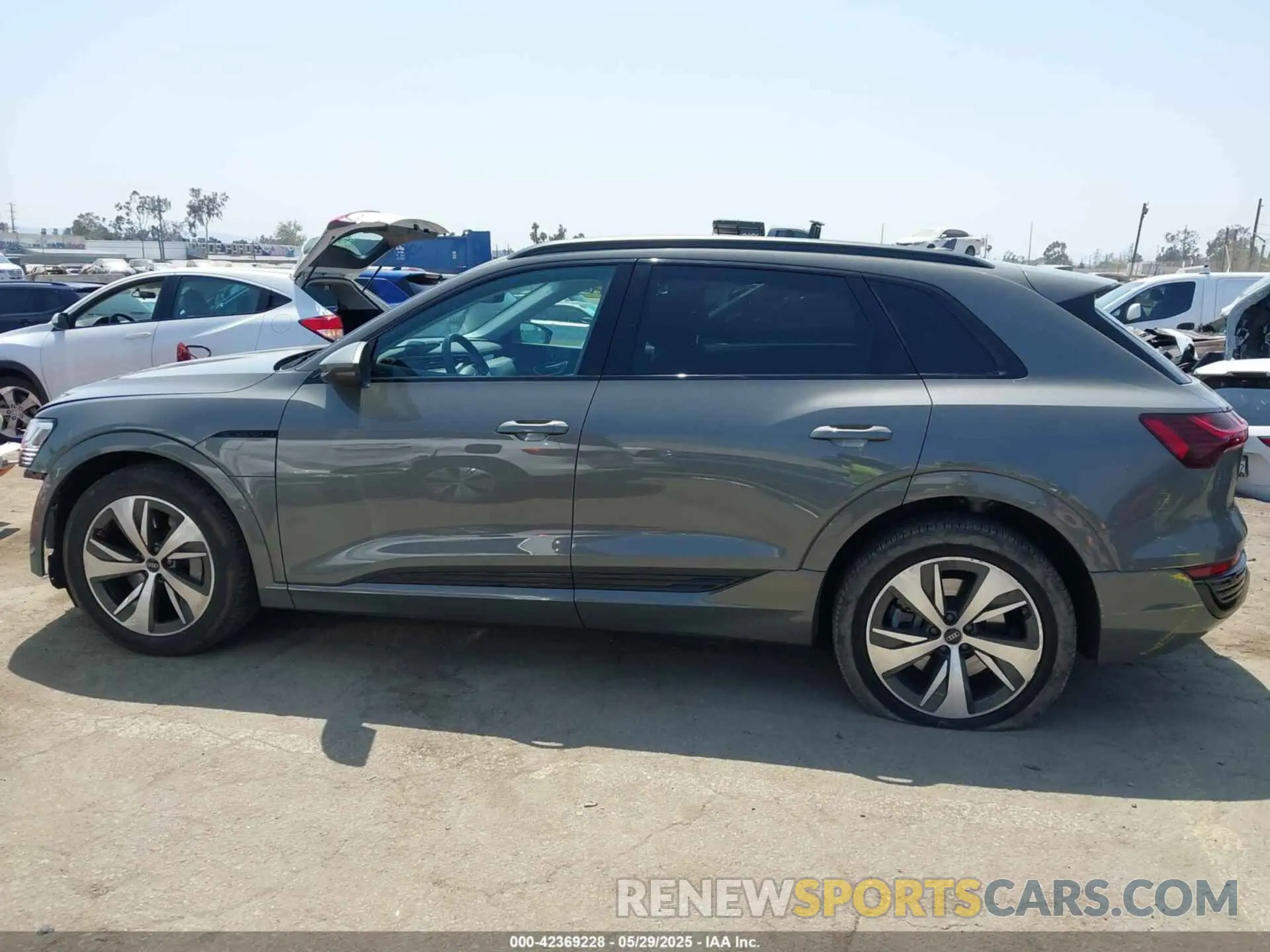 15 Photograph of a damaged car WA14AAGE0RB011467 AUDI Q8 E-TRON 2024