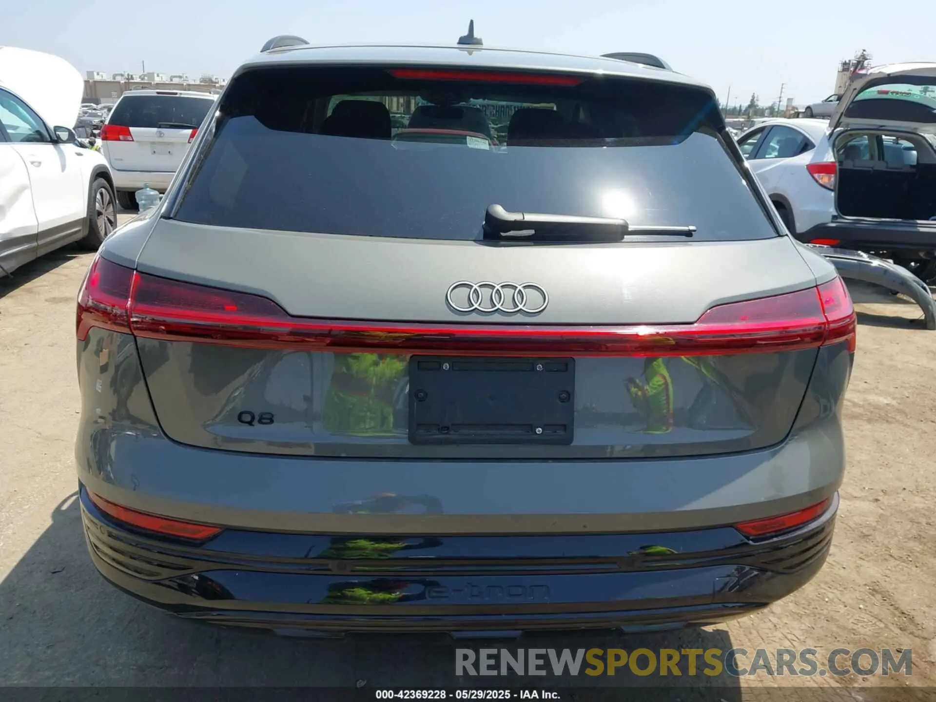 17 Photograph of a damaged car WA14AAGE0RB011467 AUDI Q8 E-TRON 2024