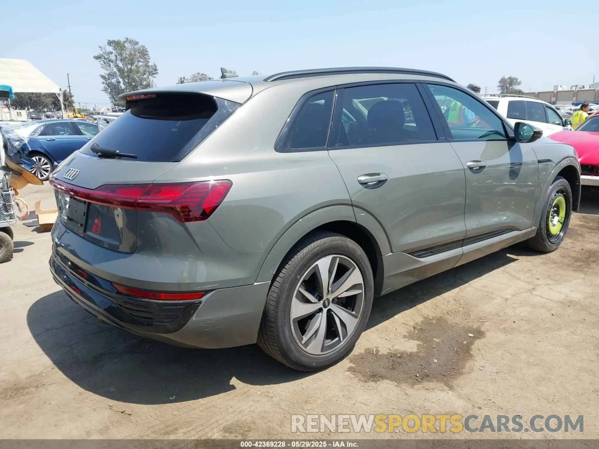 4 Photograph of a damaged car WA14AAGE0RB011467 AUDI Q8 E-TRON 2024