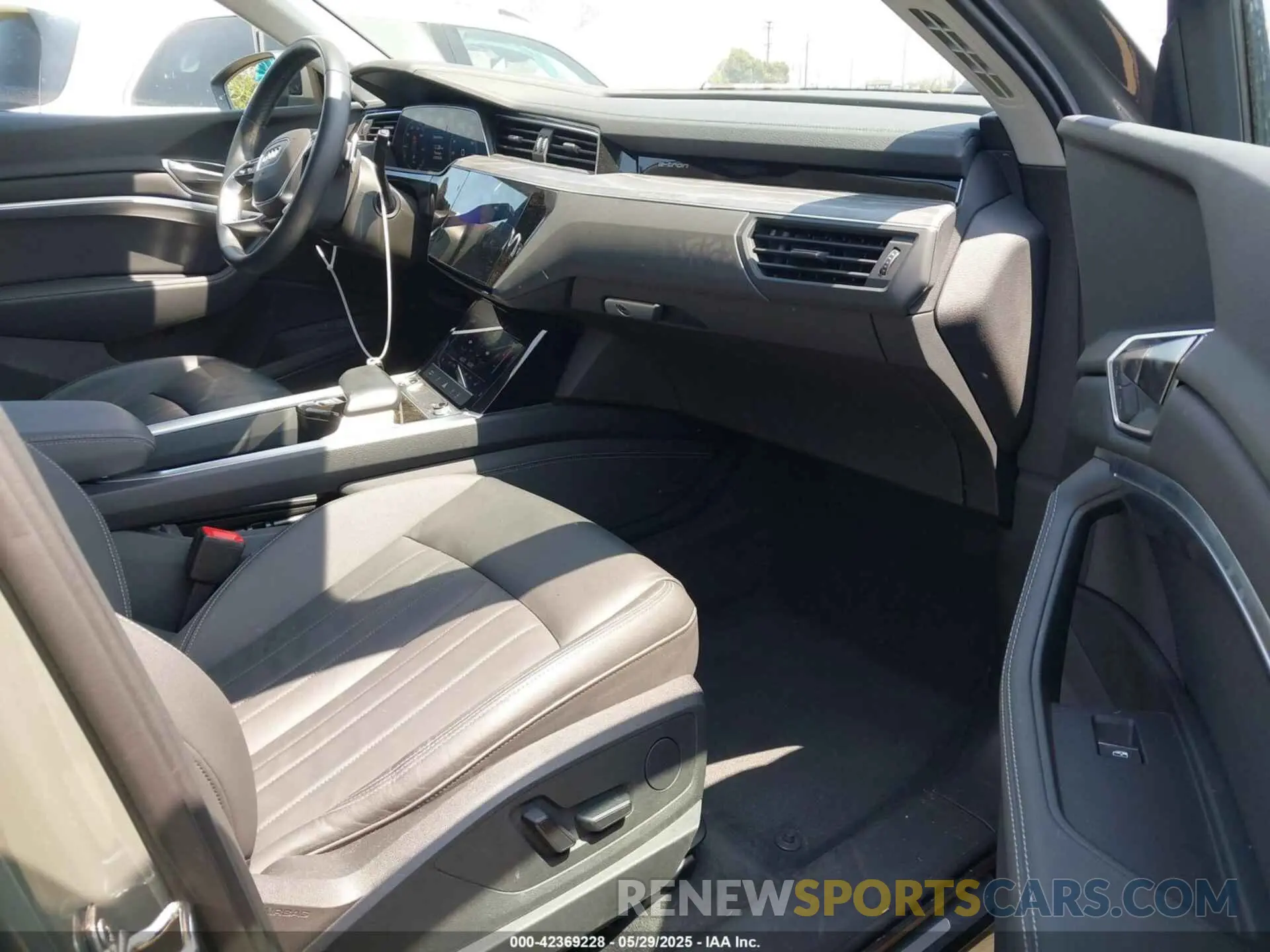 5 Photograph of a damaged car WA14AAGE0RB011467 AUDI Q8 E-TRON 2024