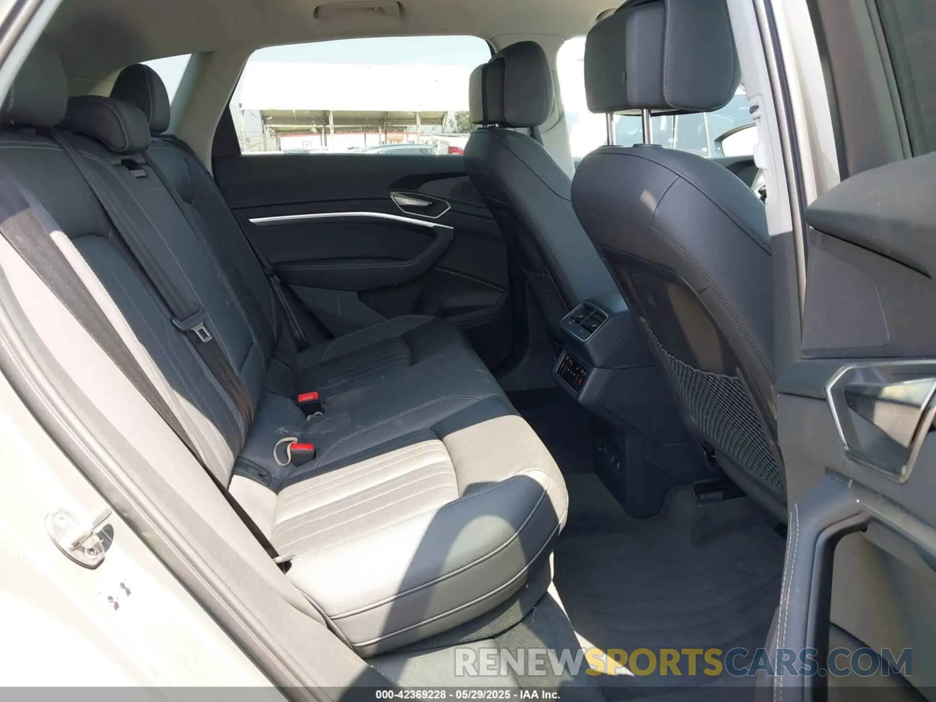 8 Photograph of a damaged car WA14AAGE0RB011467 AUDI Q8 E-TRON 2024