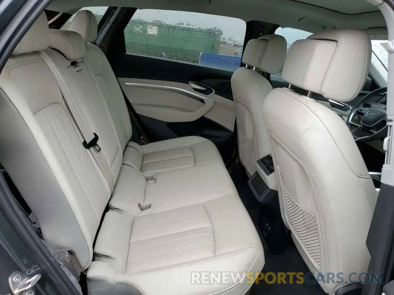11 Photograph of a damaged car WA14AAGE5RB027891 AUDI Q8 E-TRON 2024