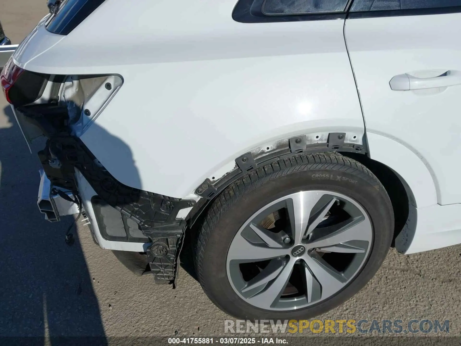 21 Photograph of a damaged car WA14AAGE7RB020683 AUDI Q8 E-TRON 2024