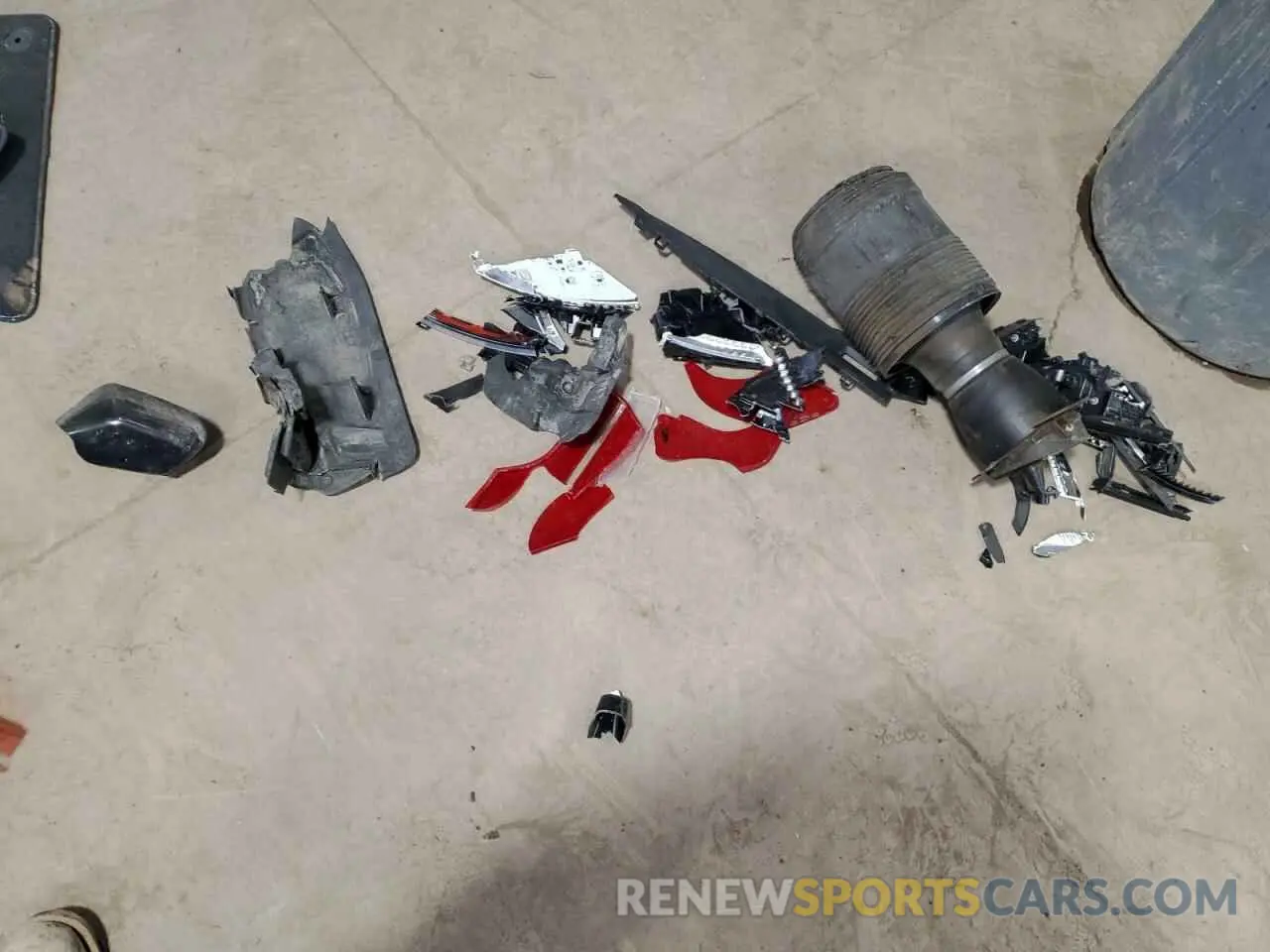 13 Photograph of a damaged car WA15AAGE0RB016575 AUDI Q8 E-TRON 2024