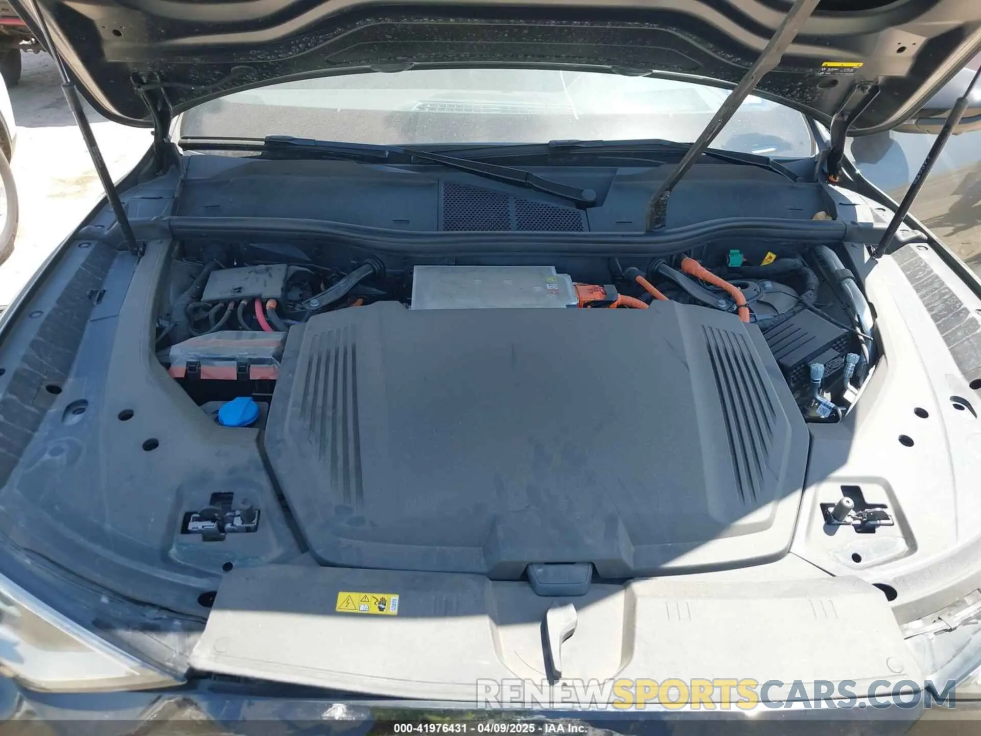 10 Photograph of a damaged car WA16ABGE0RB038196 AUDI Q8 E-TRON 2024