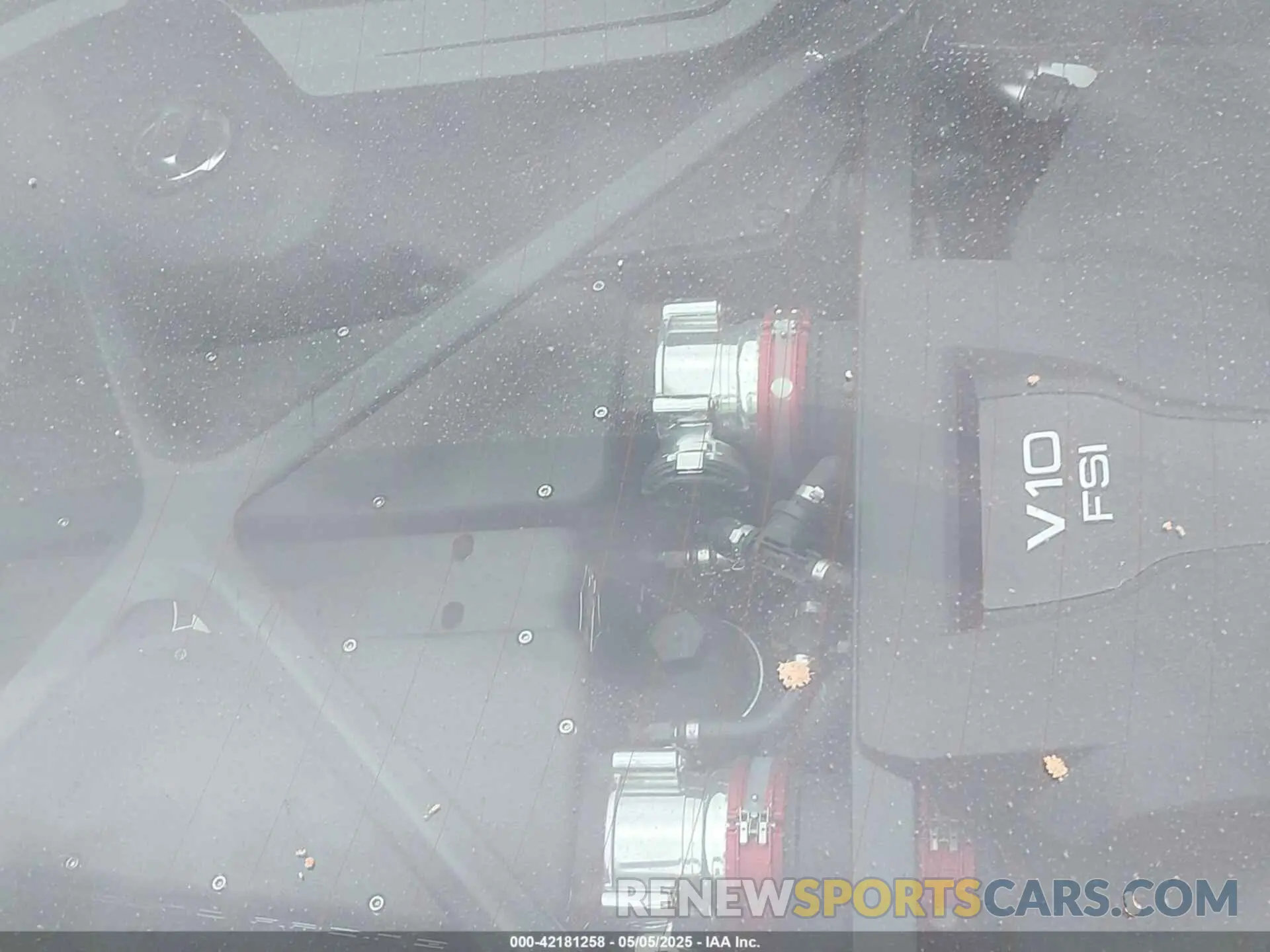 10 Photograph of a damaged car WUAKBAFX9L7900309 AUDI R8 2020