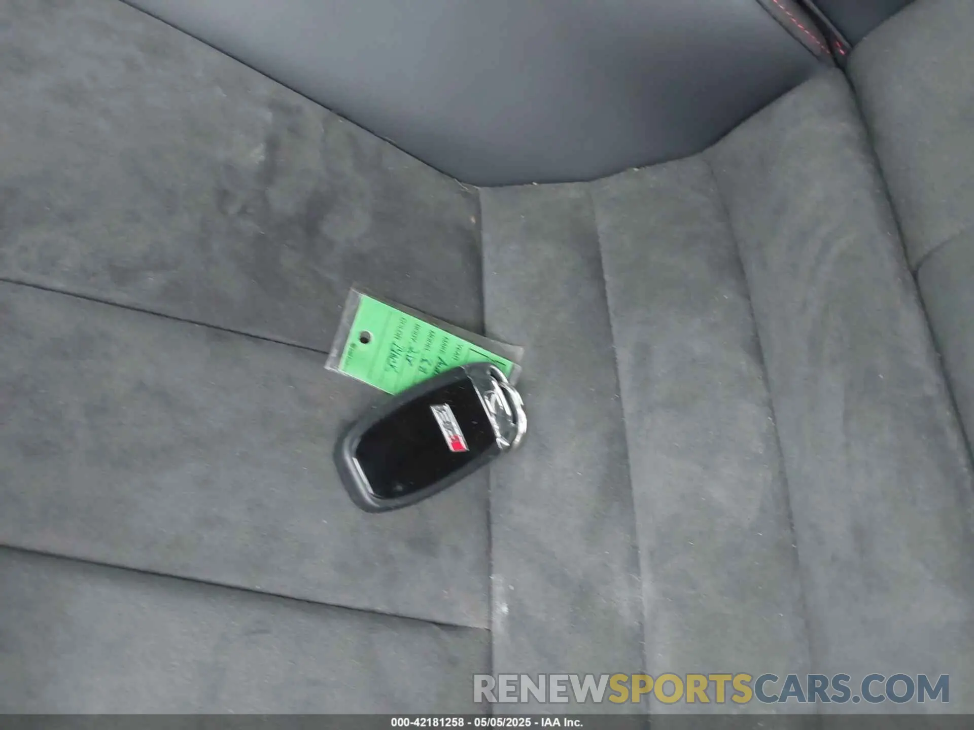 11 Photograph of a damaged car WUAKBAFX9L7900309 AUDI R8 2020