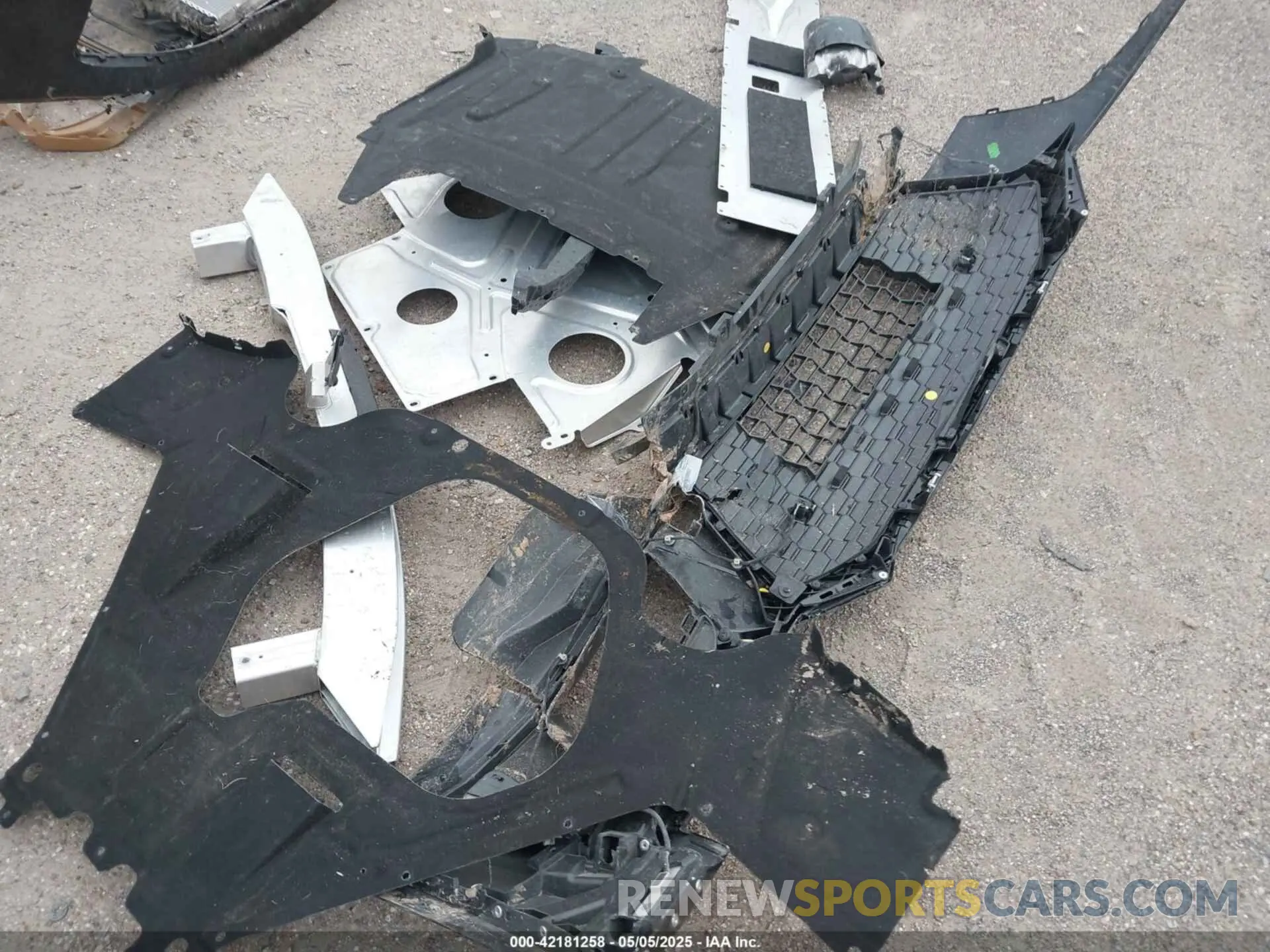 12 Photograph of a damaged car WUAKBAFX9L7900309 AUDI R8 2020