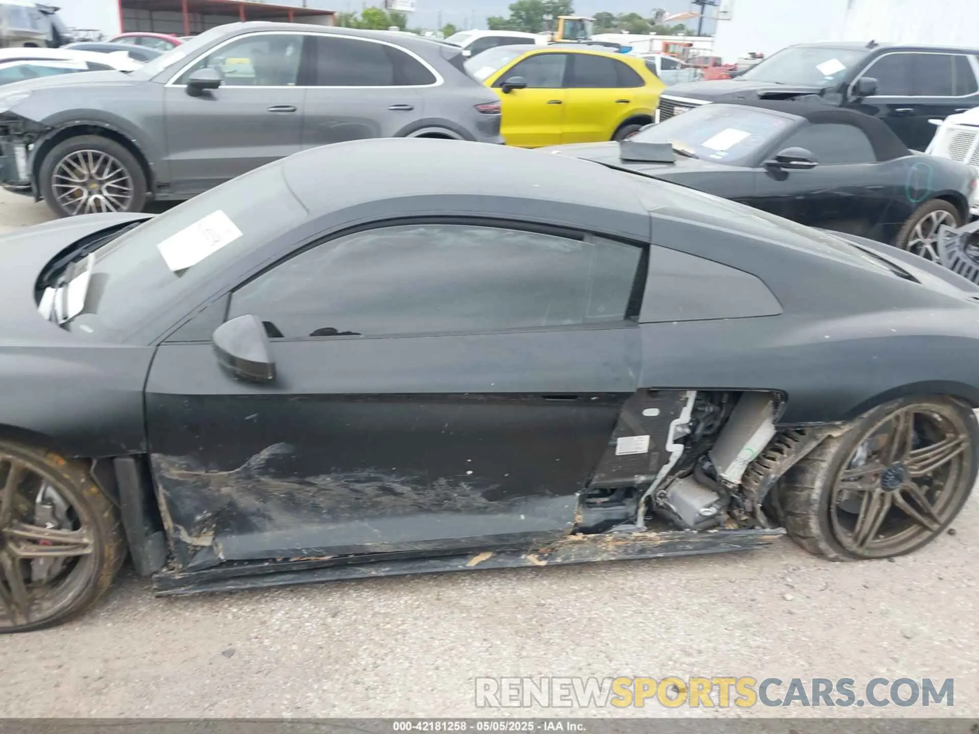 15 Photograph of a damaged car WUAKBAFX9L7900309 AUDI R8 2020