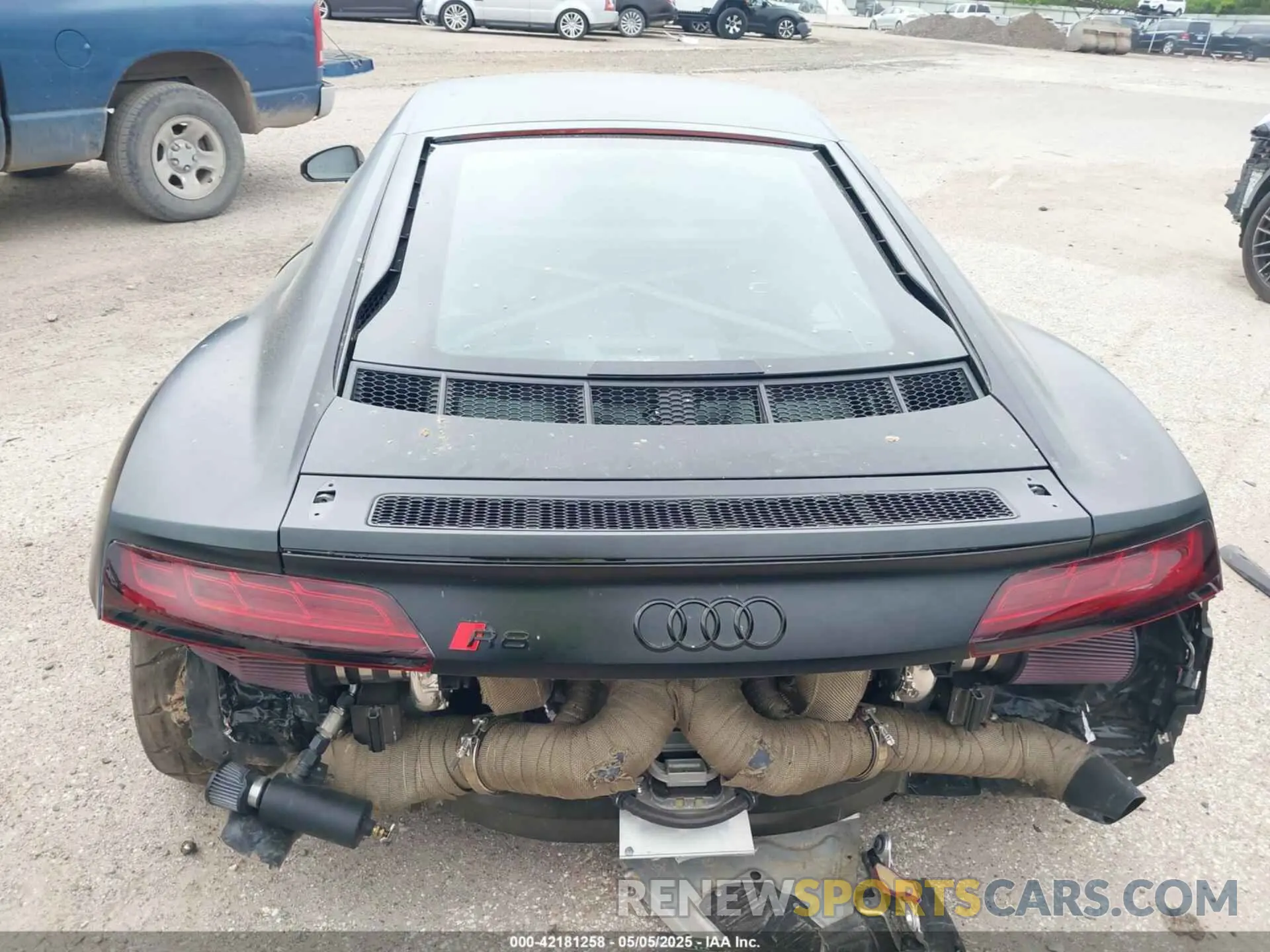 17 Photograph of a damaged car WUAKBAFX9L7900309 AUDI R8 2020